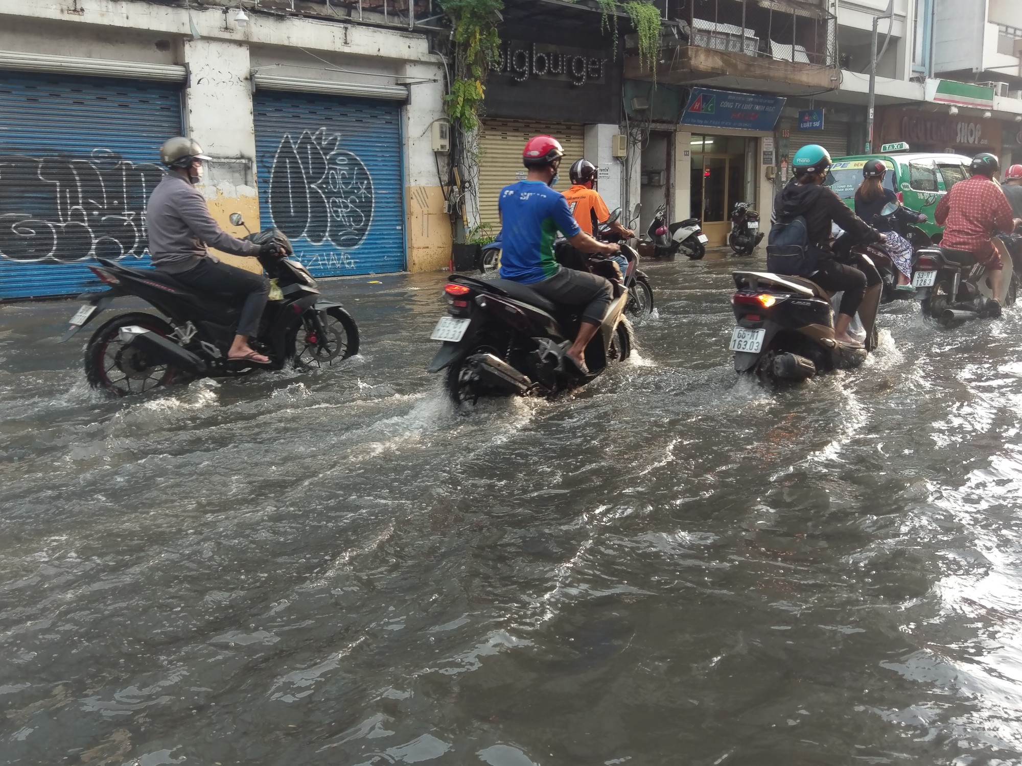 Đến lượt khu Chợ Lớn, Bến Thành bị triều cường gây họa - Ảnh 2.