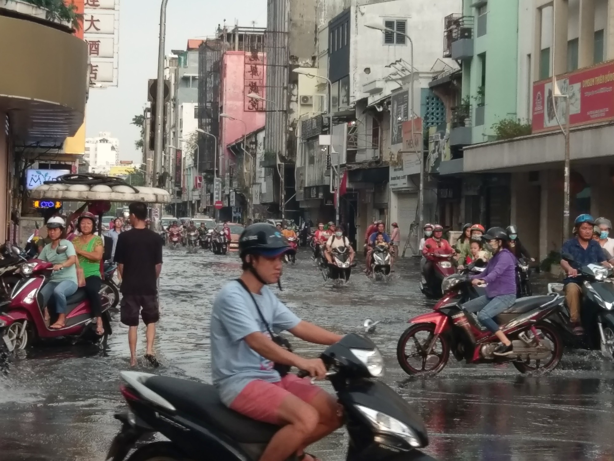 Đến lượt khu Chợ Lớn, Bến Thành bị triều cường gây họa - Ảnh 1.