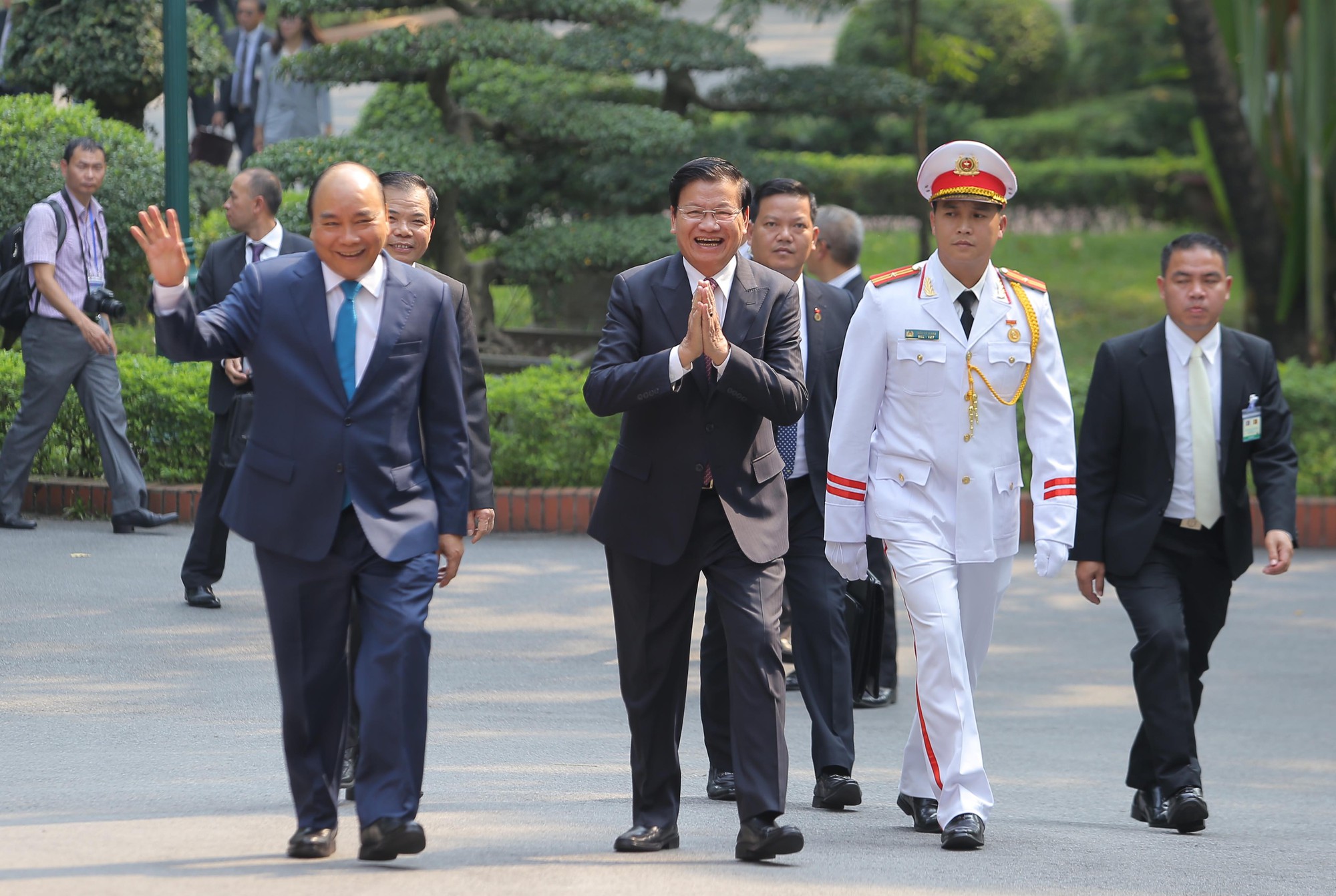 Cận cảnh Thủ tướng Nguyễn Xuân Phúc đón Thủ tướng Lào - Ảnh 15.