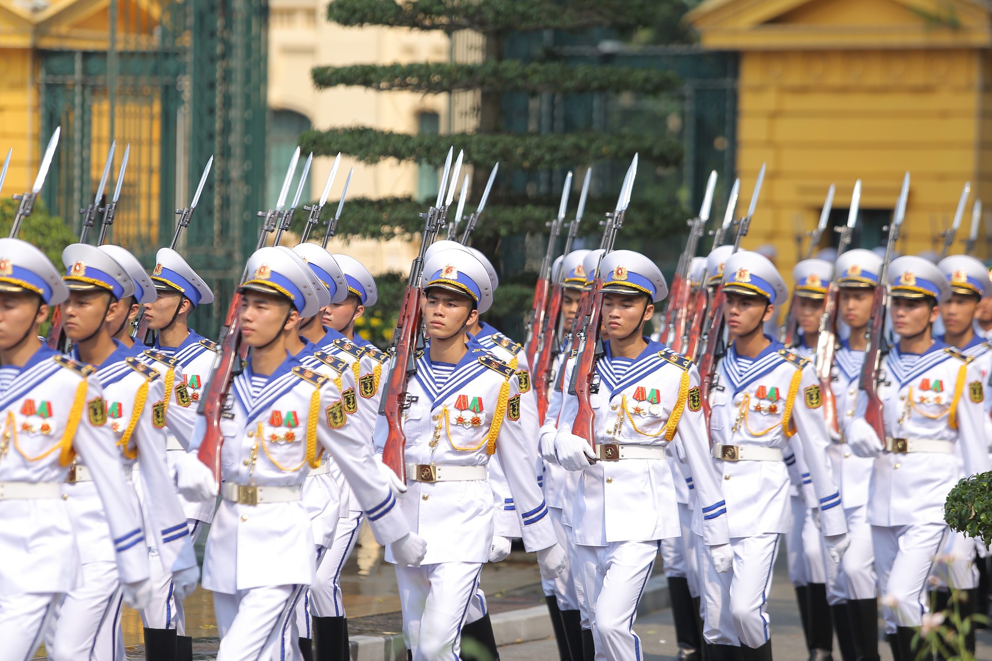 Cận cảnh Thủ tướng Nguyễn Xuân Phúc đón Thủ tướng Lào - Ảnh 3.