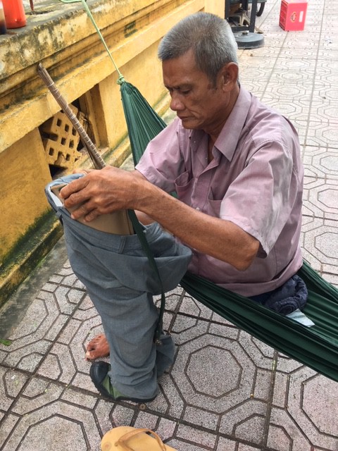 Ông lão một chân bán vé số làm hàng trăm bài thơ tặng người qua đường - Ảnh 2.