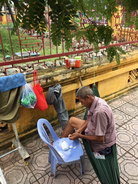 Ông lão một chân bán vé số làm hàng trăm bài thơ tặng người qua đường - Ảnh 4.