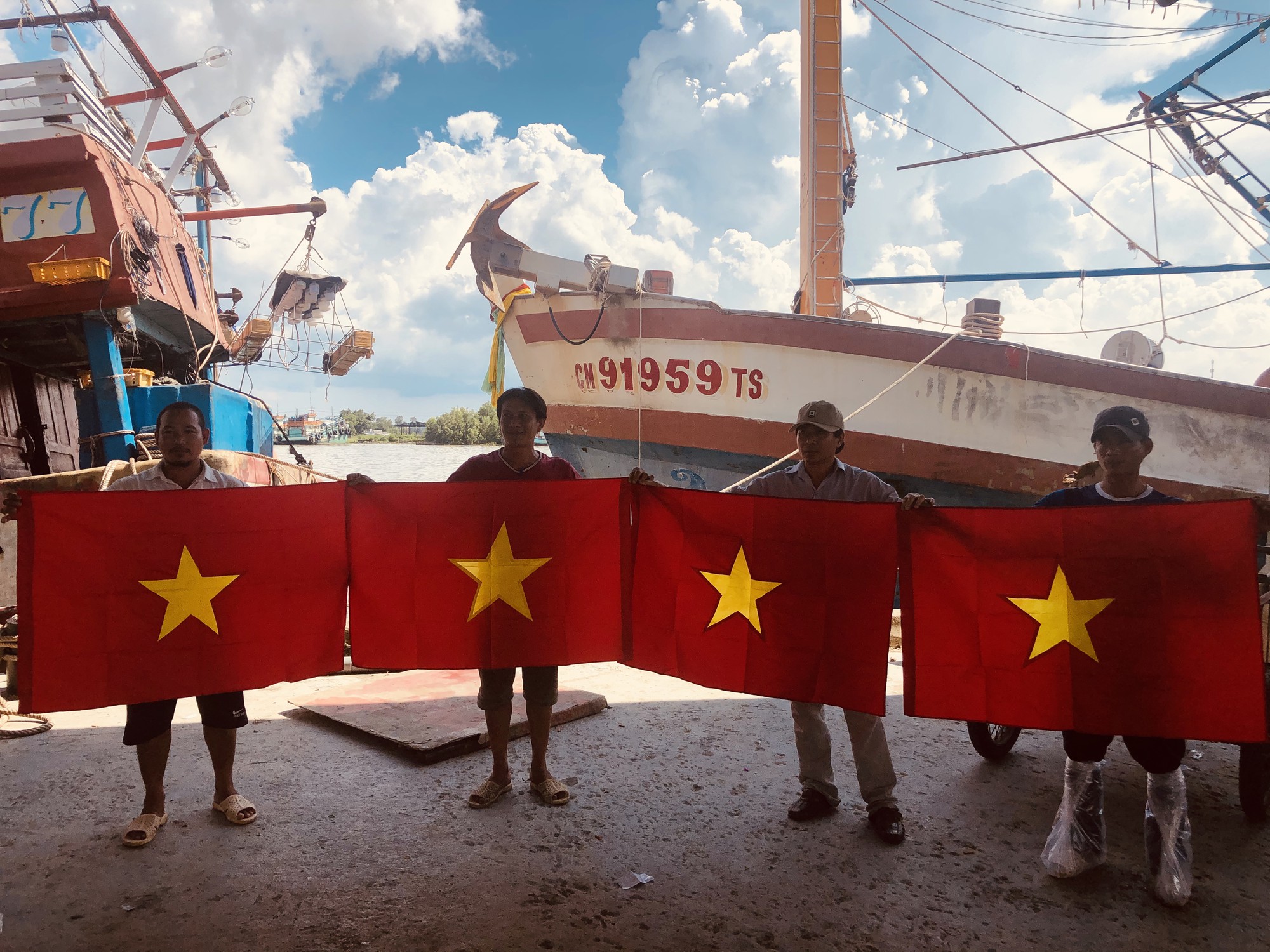 Ngư dân cửa biển Sông Đốc được tiếp thêm sức mạnh từ những lá cờ Tổ quốc - Ảnh 2.