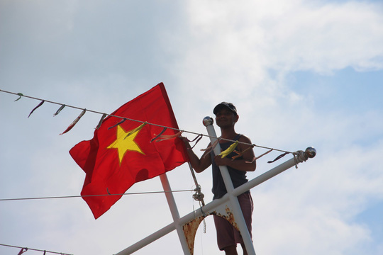 Ngư dân cửa biển Sông Đốc được tiếp thêm sức mạnh từ những lá cờ Tổ quốc - Ảnh 6.