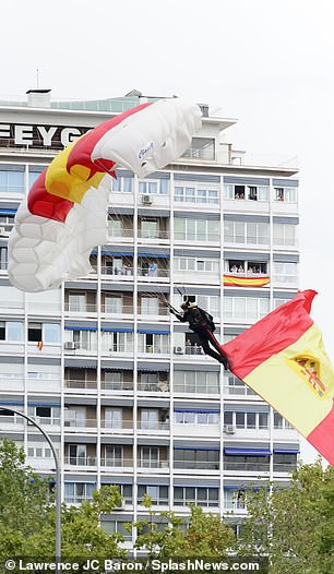 Khoảnh khắc hài hước lính nhảy dù vướng vào cột điện trong lễ Quốc khánh Tây Ban Nha - Ảnh 2.