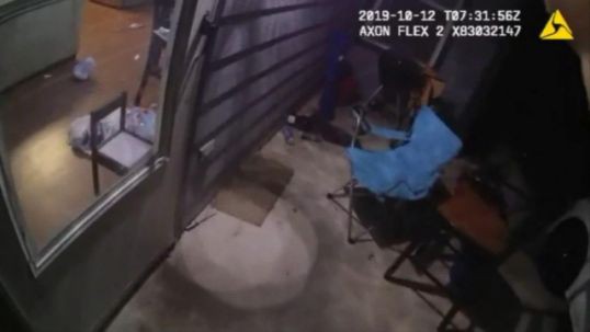 Mỹ: Cảnh sát bắn chết người phụ nữ da màu ngay tại nhà - Ảnh 2.