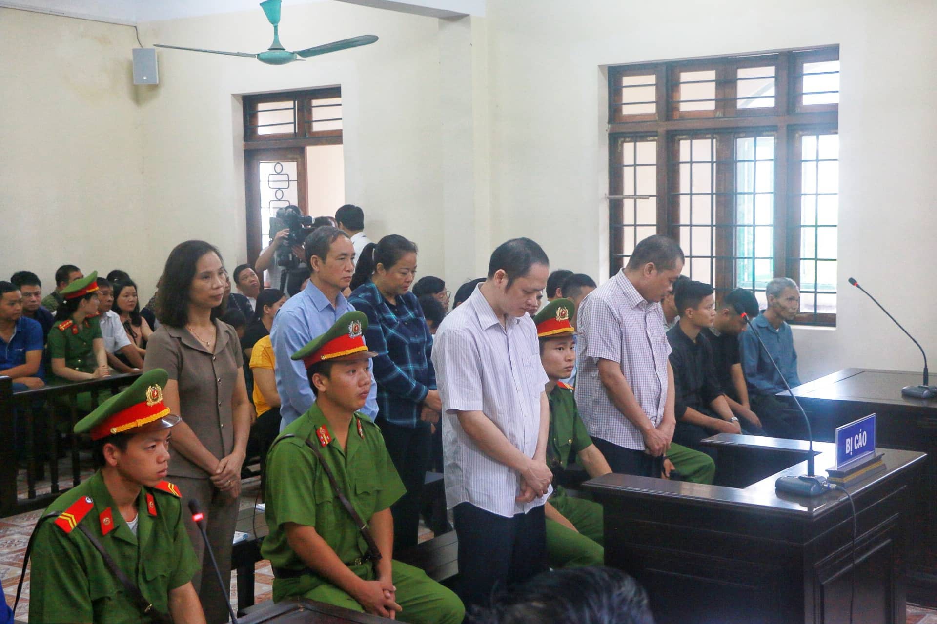 Vắng 101 người, toà xử vụ gian lận điểm thi ở Hà Giang vẫn tiếp tục - Ảnh 7.