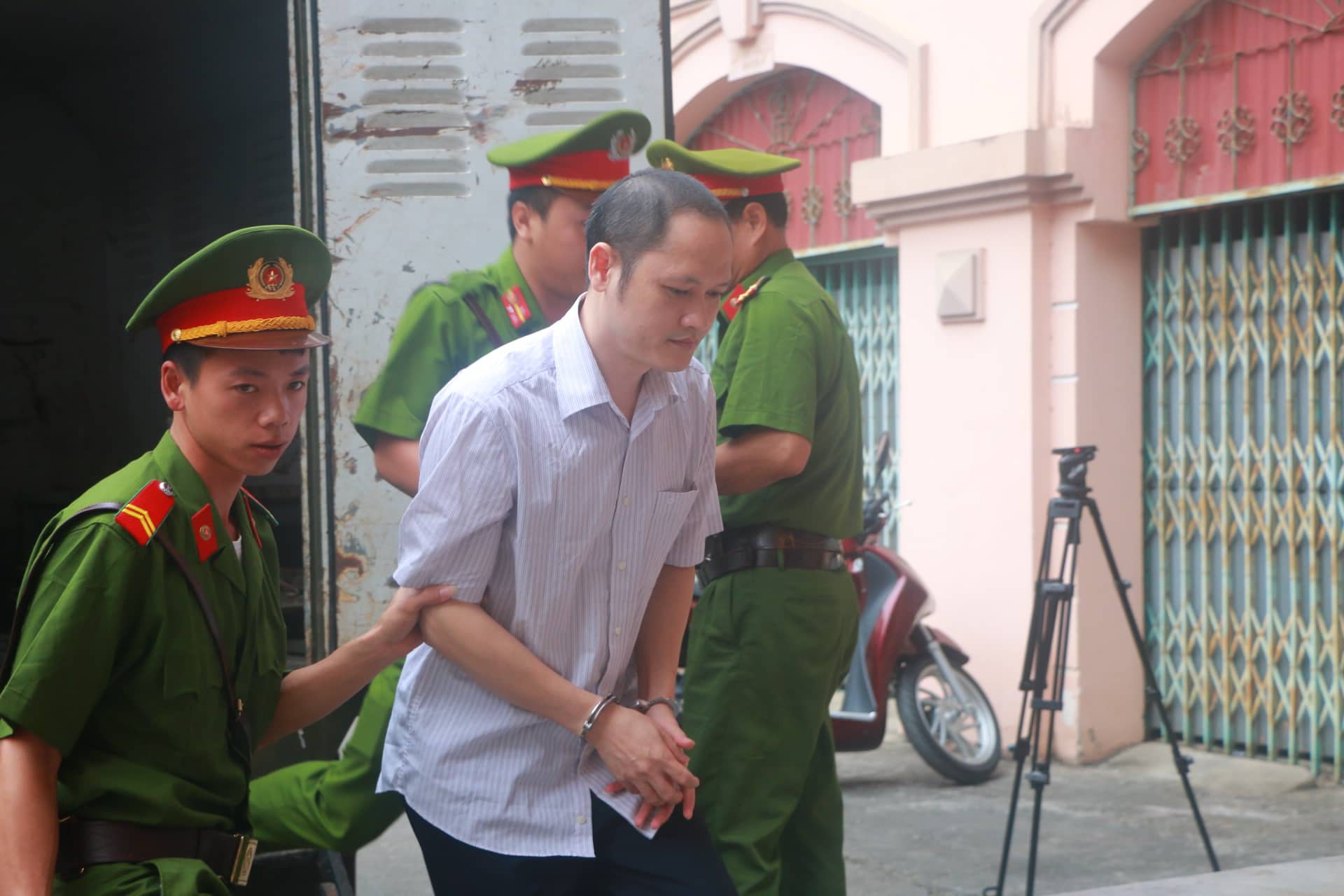 Vắng 101 người, toà xử vụ gian lận điểm thi ở Hà Giang vẫn tiếp tục - Ảnh 6.