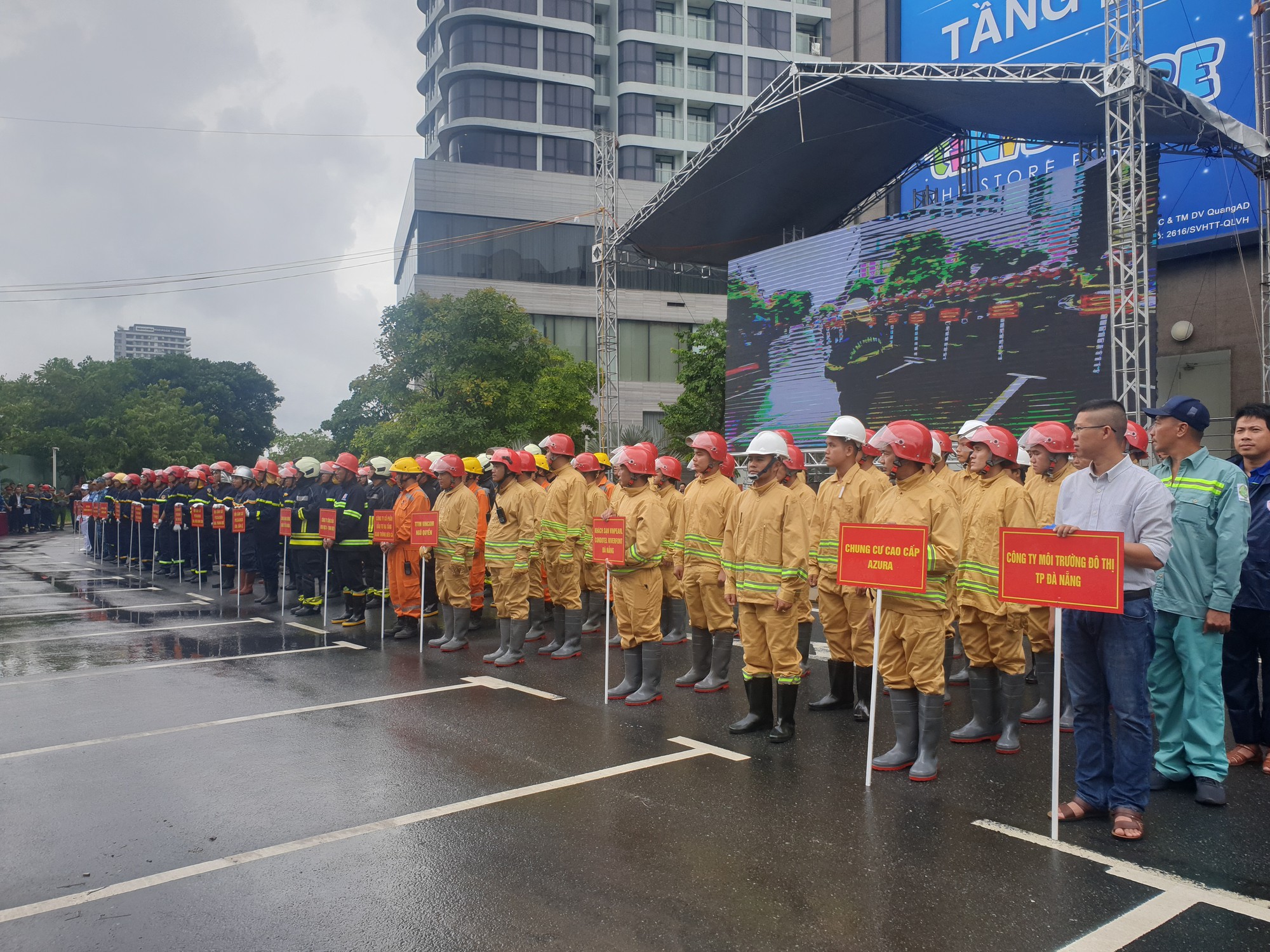  Cận cảnh trực thăng và 1.000 người tham gia diễn tập PCCC tại Đà Nẵng - Ảnh 2.