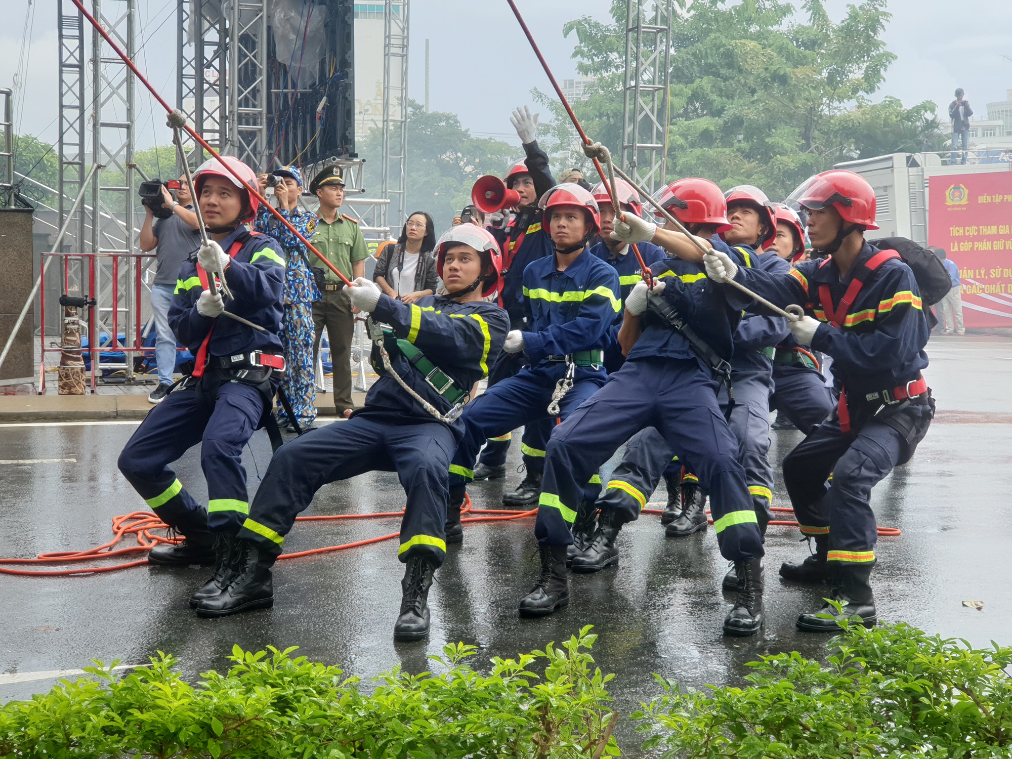  Cận cảnh trực thăng và 1.000 người tham gia diễn tập PCCC tại Đà Nẵng - Ảnh 10.