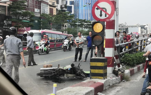 Người đàn ông đi xe máy bất ngờ tông vào trụ bêtông cầu vượt Thái Hà, tử vong - Ảnh 2.