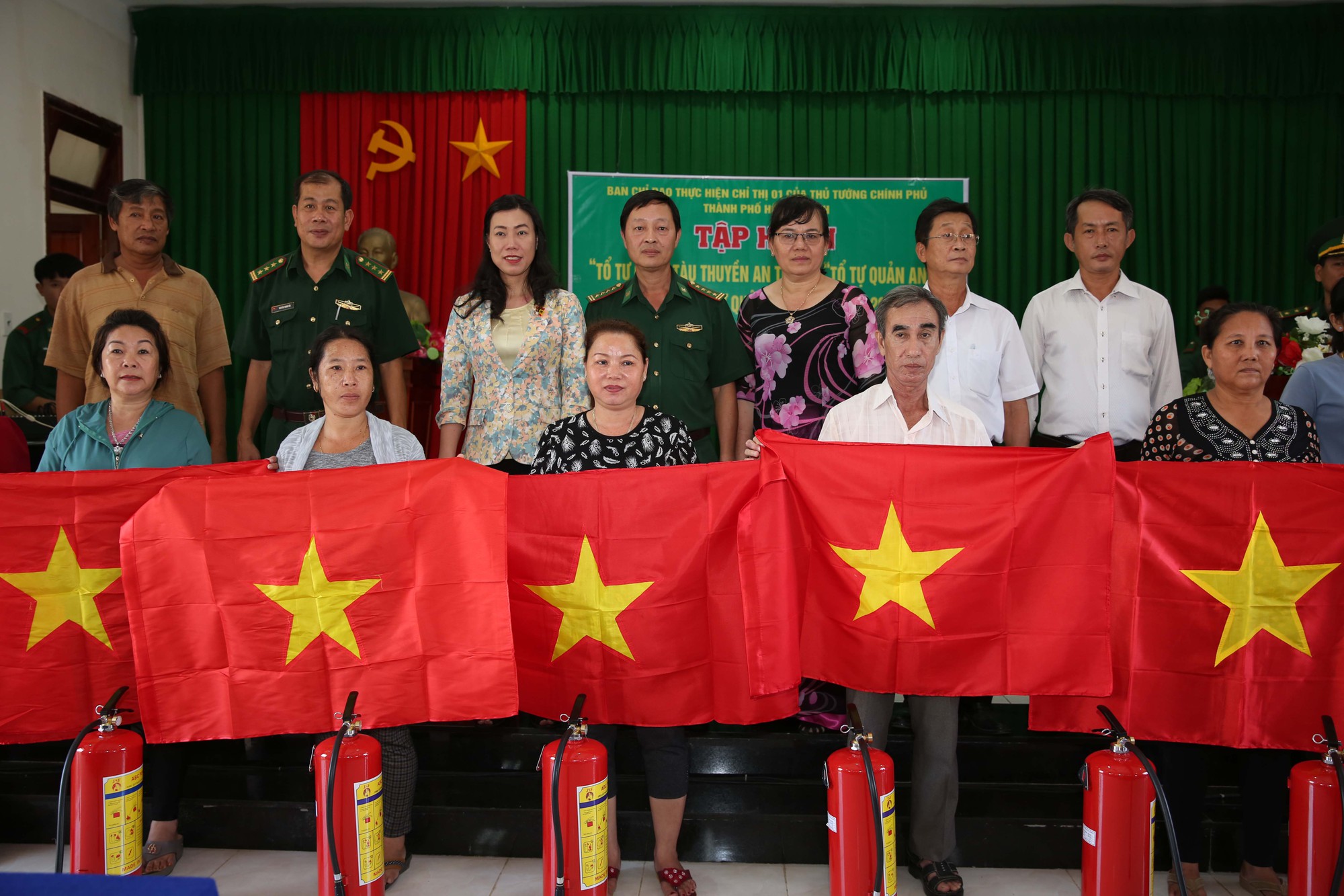 Cờ Tổ quốc đến tay ngư dân huyện Cần Giờ, TP HCM - Ảnh 4.