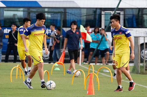 Thầy Park Hang-seo kiên nhẫn với Đình Trọng - Ảnh 1.