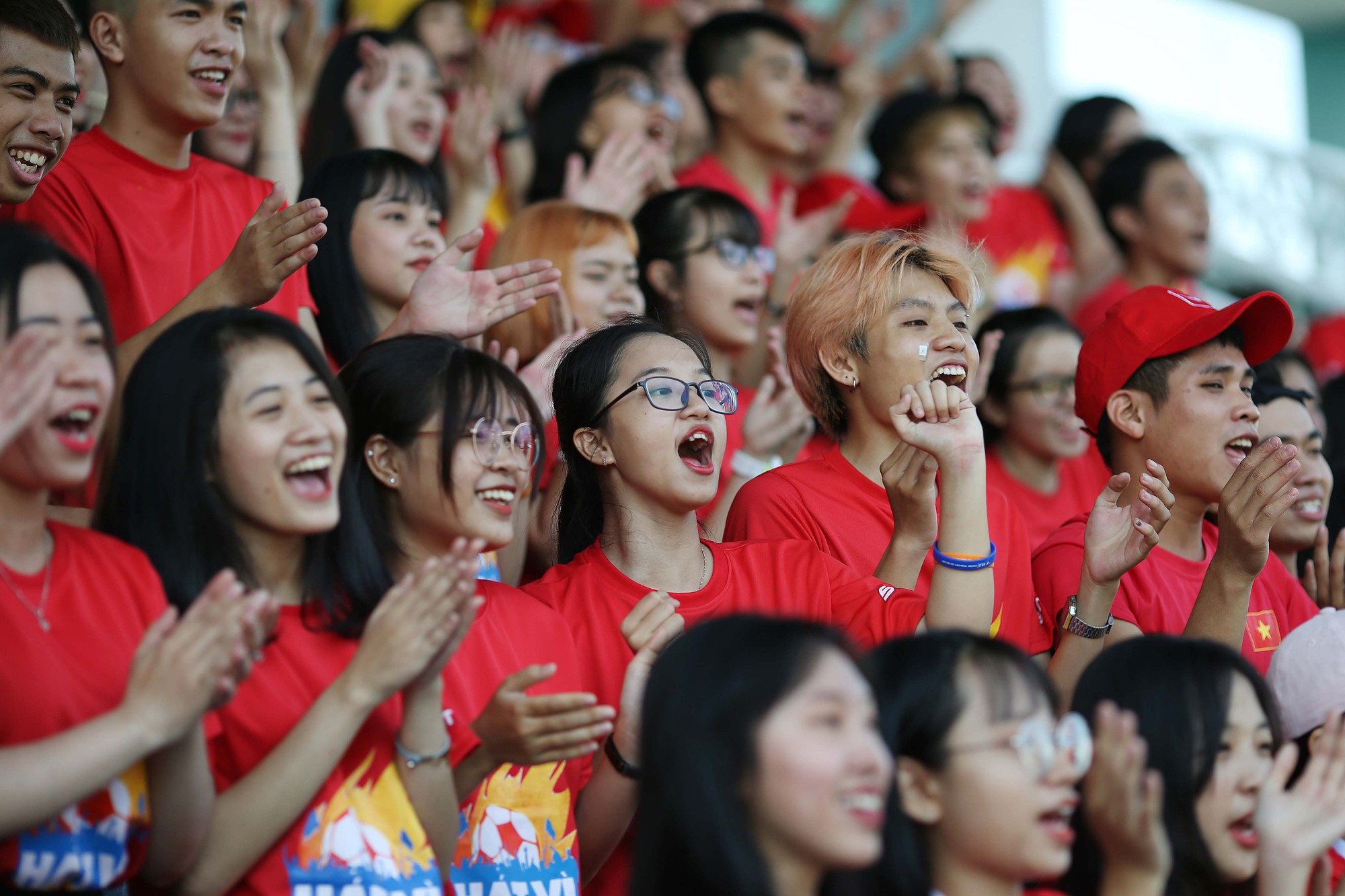 Cầu thủ Tuấn Anh xé niêm phong, công bố nhạc sĩ Võ Thiện Thanh ôm giải 300 triệu đồng - Ảnh 4.