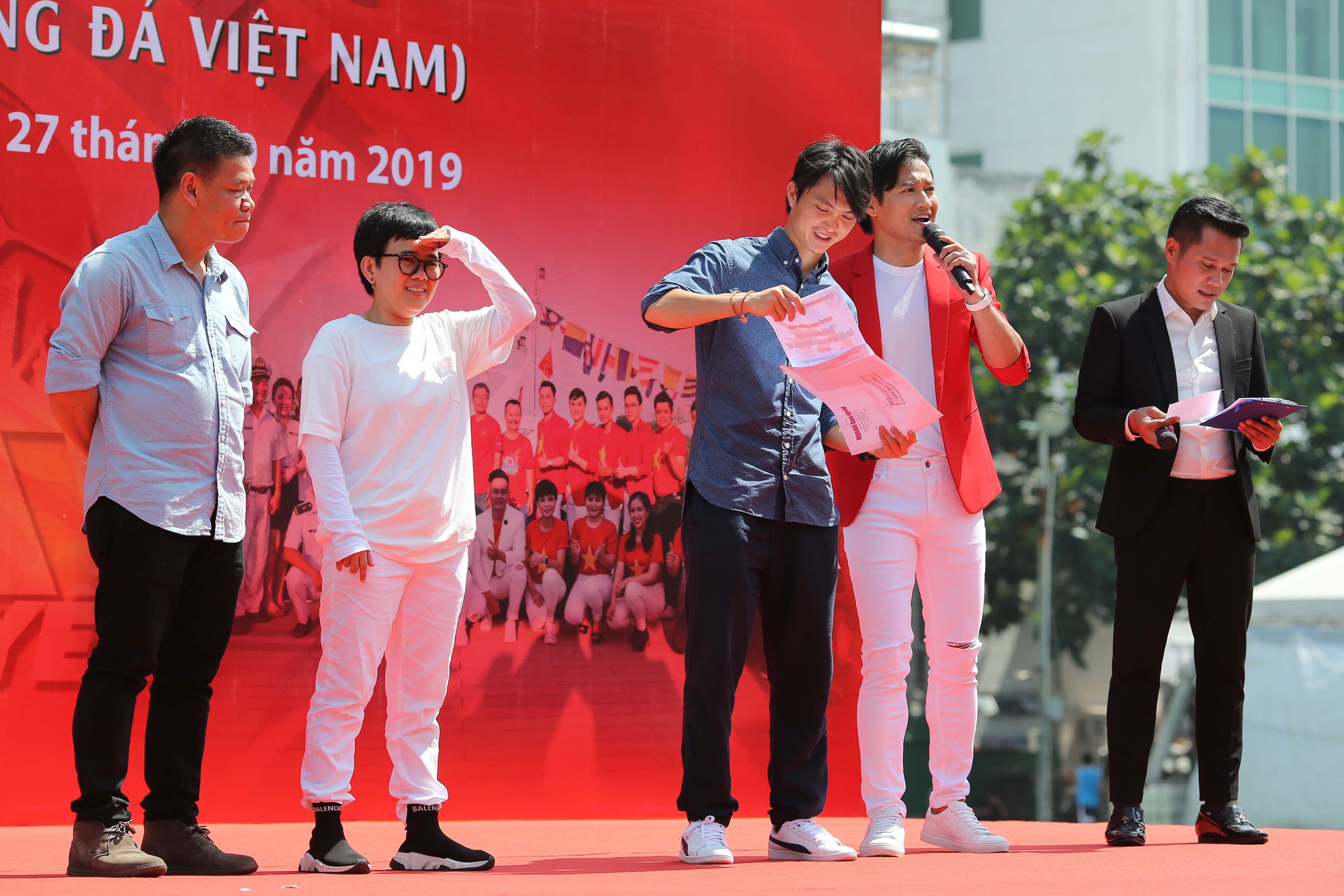 Cầu thủ Tuấn Anh xé niêm phong, công bố nhạc sĩ Võ Thiện Thanh ôm giải 300 triệu đồng - Ảnh 11.