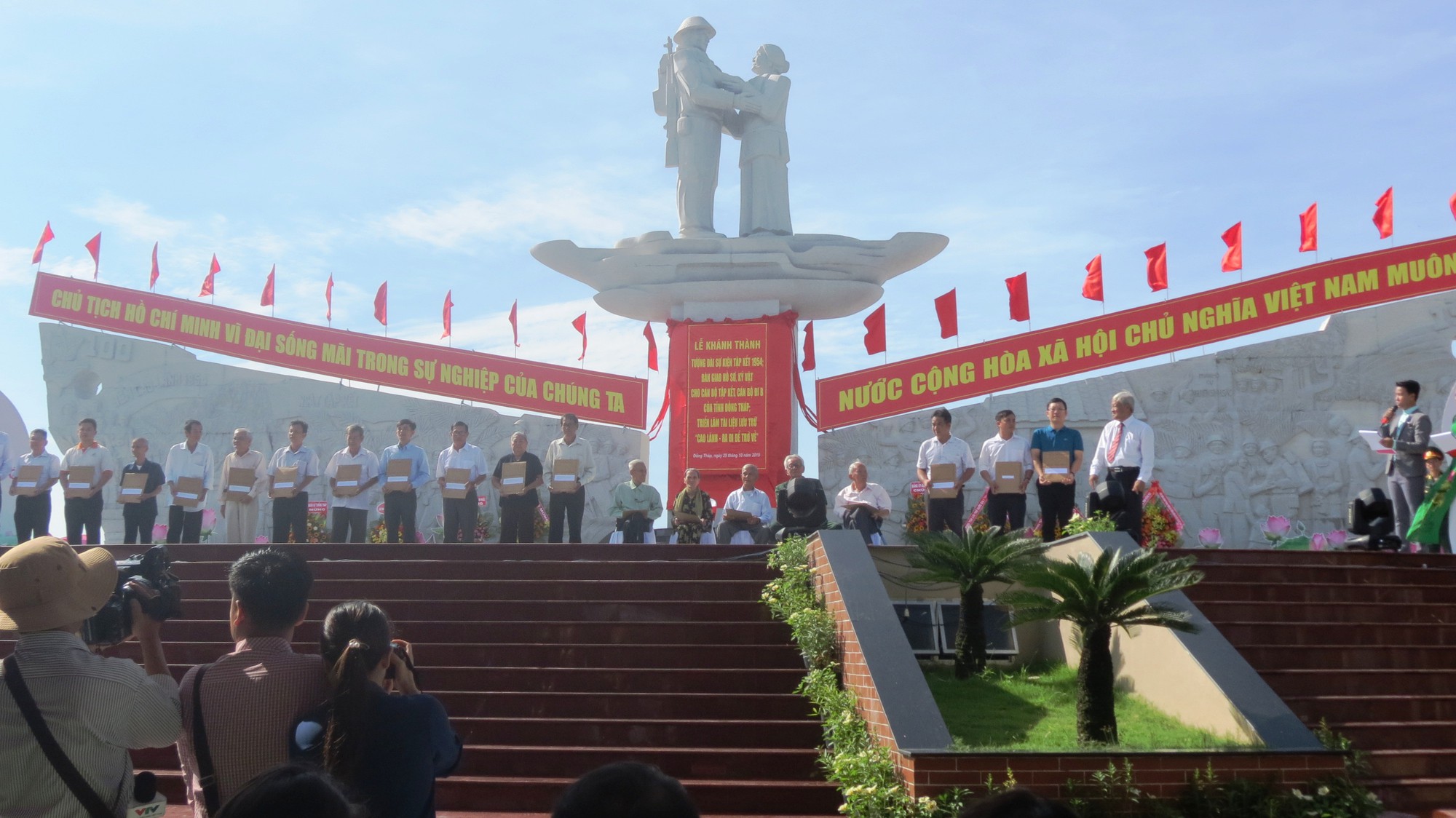 Khánh thành Tượng đài sự kiện tập kết 1954 tại Đồng Tháp - Ảnh 9.