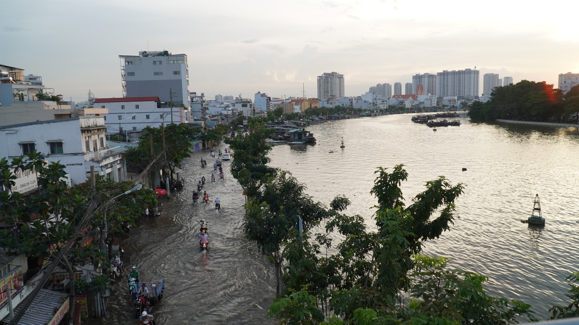 TP HCM: Triều cường gây ngập kinh hoàng ở quận 7 - Ảnh 7.