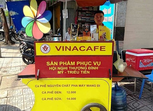 Đại gia cà phê đua nhau xuống đường - Ảnh 2.