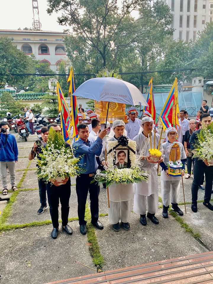 Đông đảo nghệ sĩ nghẹn ngào tiễn biệt NSND Thế Anh - Ảnh 1.