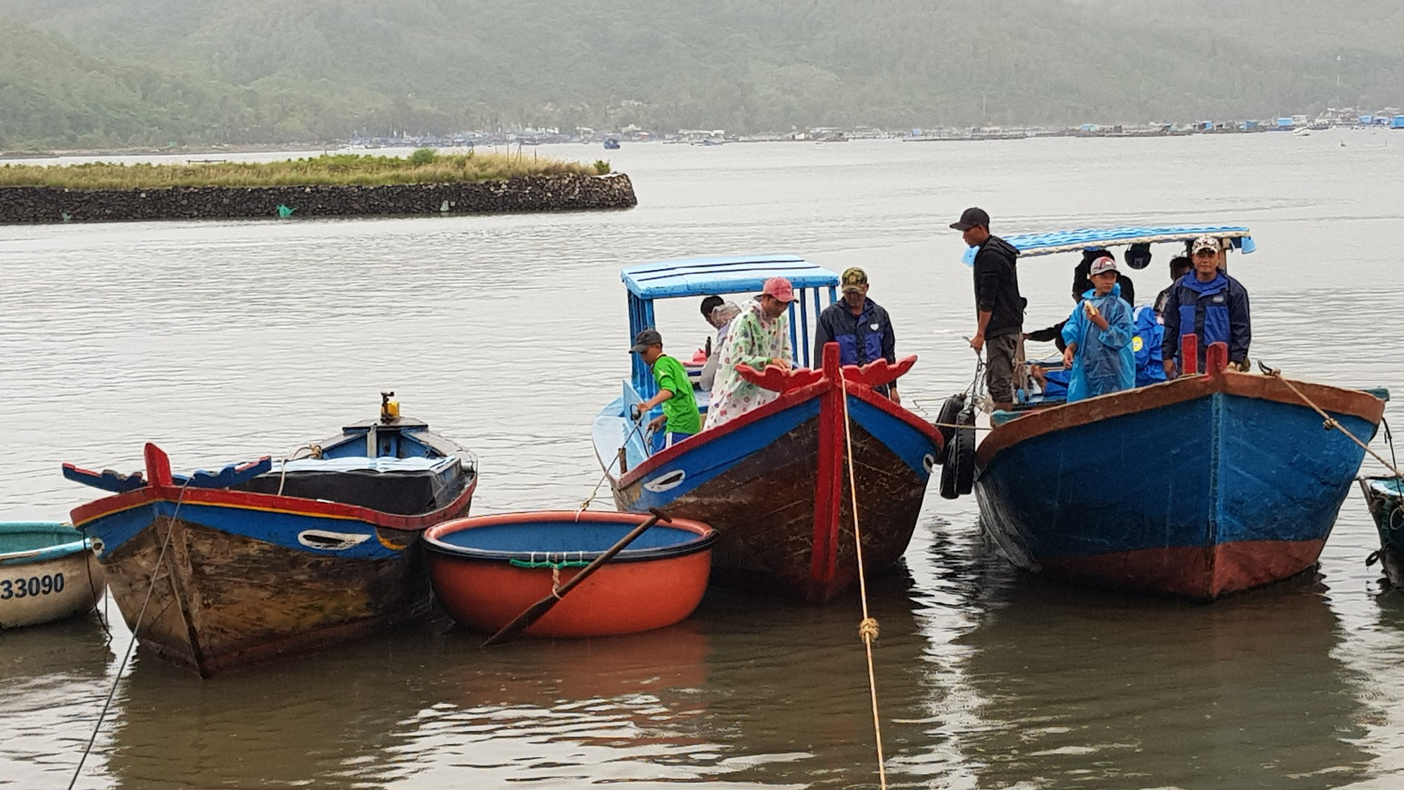 Phú yên chạy đua với bão số 5, vẫn còn hơn 1.000 người trên các lồng bè - Ảnh 4.