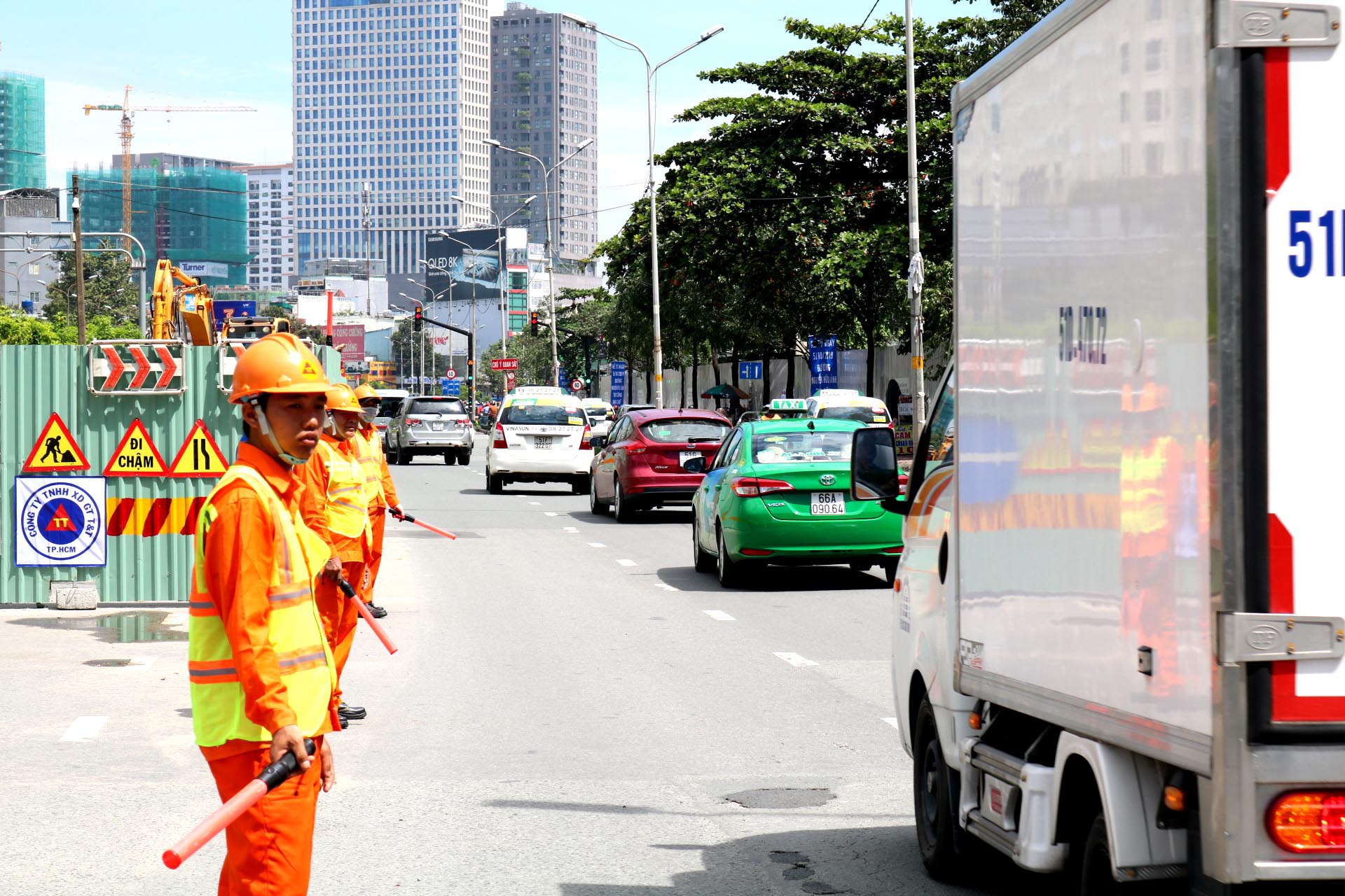 Bắt đầu giải cứu rốn ngập Nguyễn Hữu Cảnh - Ảnh 1.