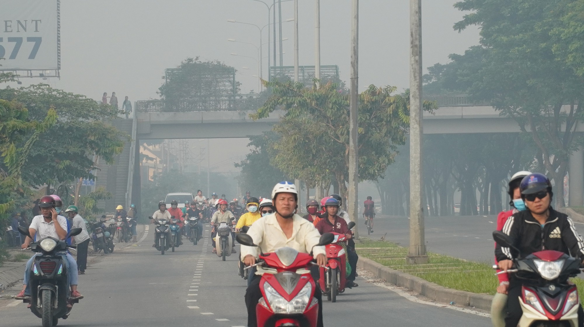 Bầu trời mù mịt đến khó tin ở đại lộ Võ Văn Kiệt sáng 6-10 - Ảnh 6.