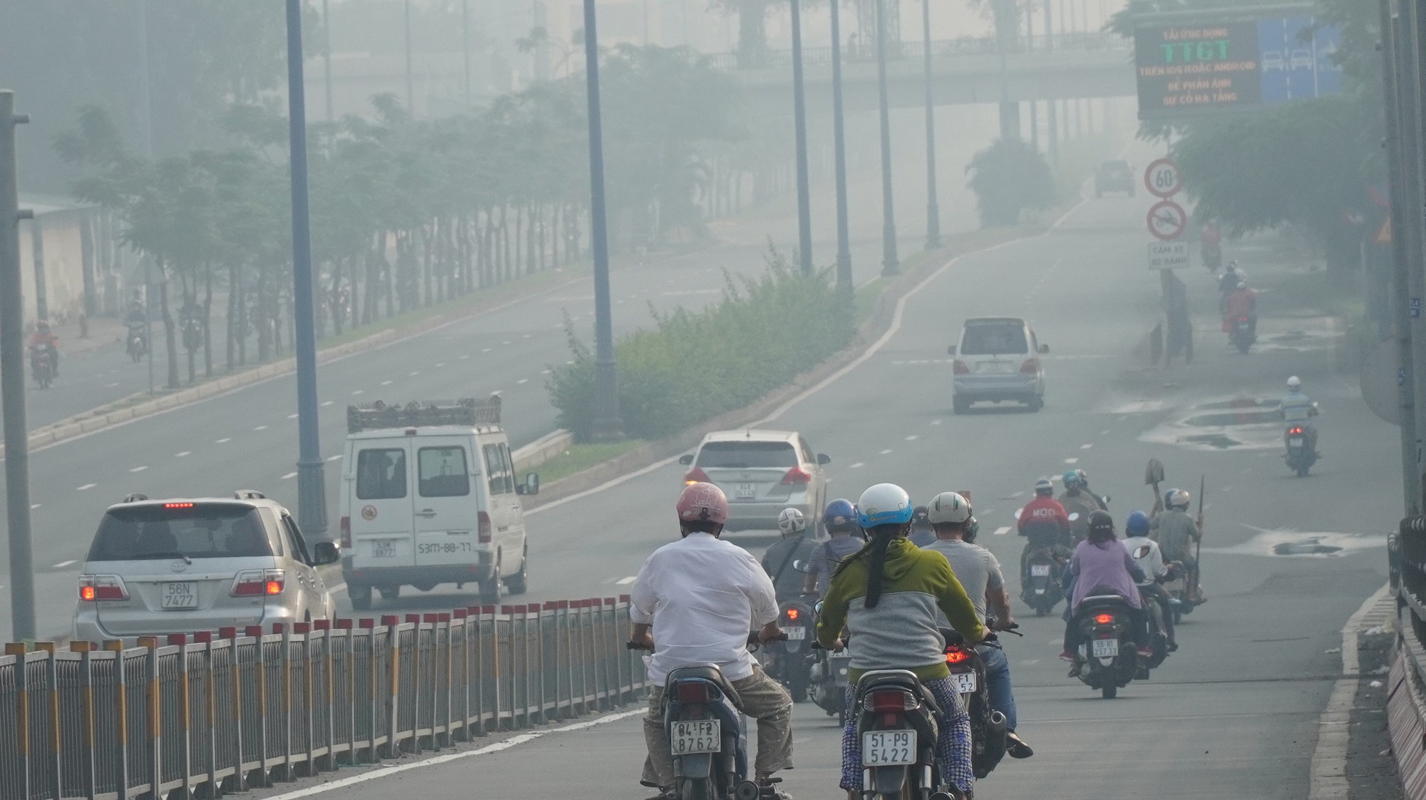 Bầu trời mù mịt đến khó tin ở đại lộ Võ Văn Kiệt sáng 6-10 - Ảnh 8.