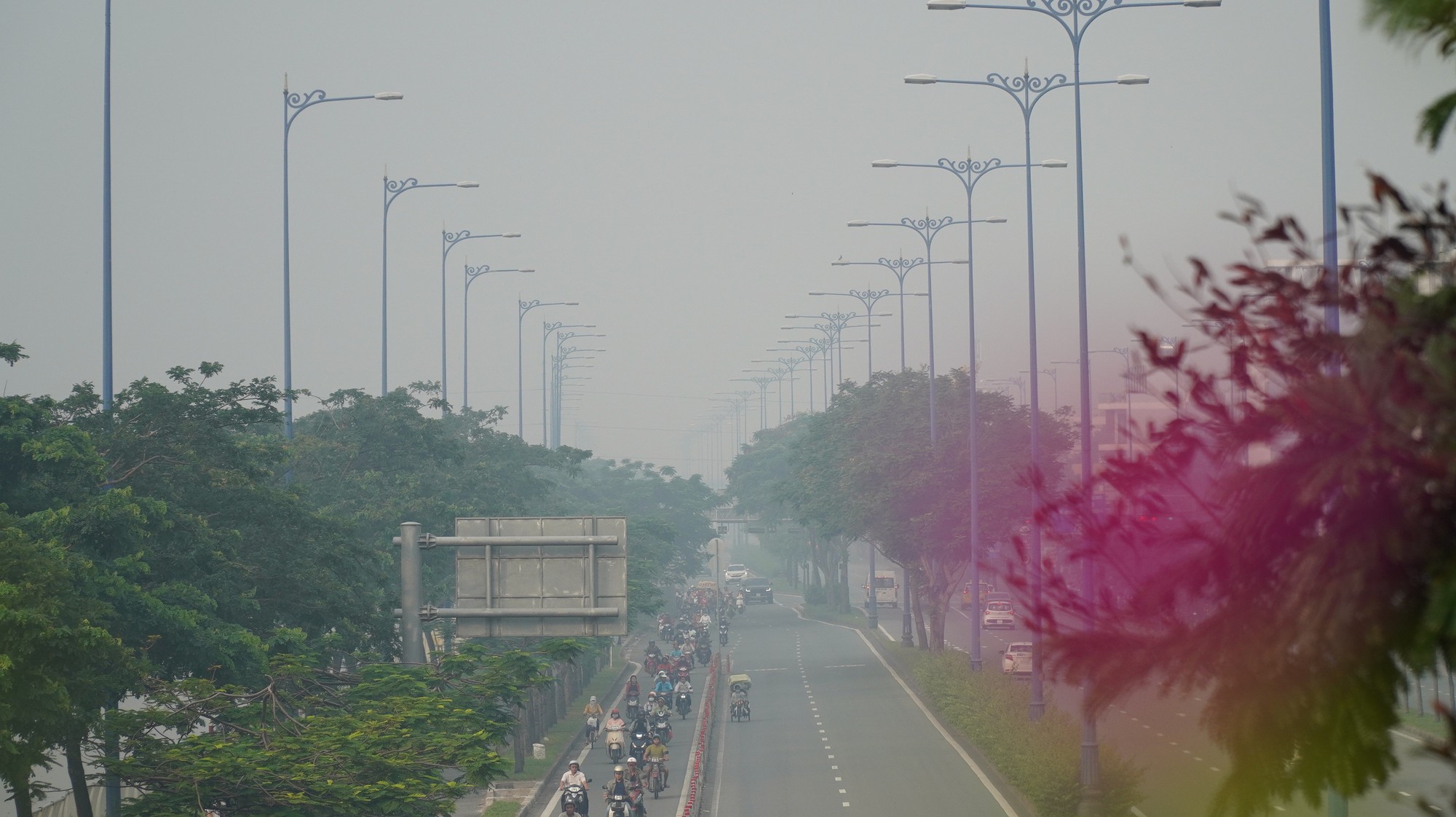 Bầu trời mù mịt đến khó tin ở đại lộ Võ Văn Kiệt sáng 6-10 - Ảnh 14.