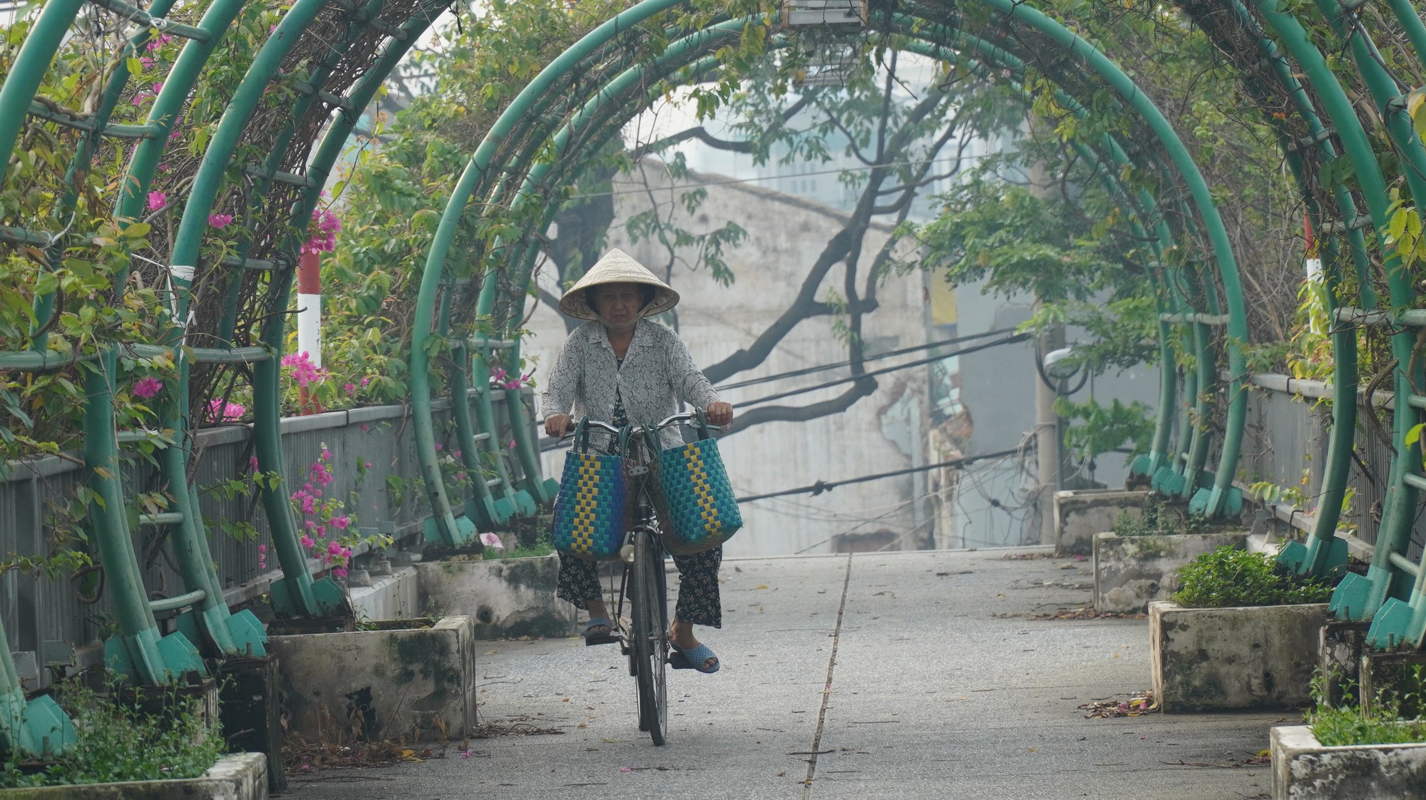 Bầu trời mù mịt đến khó tin ở đại lộ Võ Văn Kiệt sáng 6-10 - Ảnh 15.