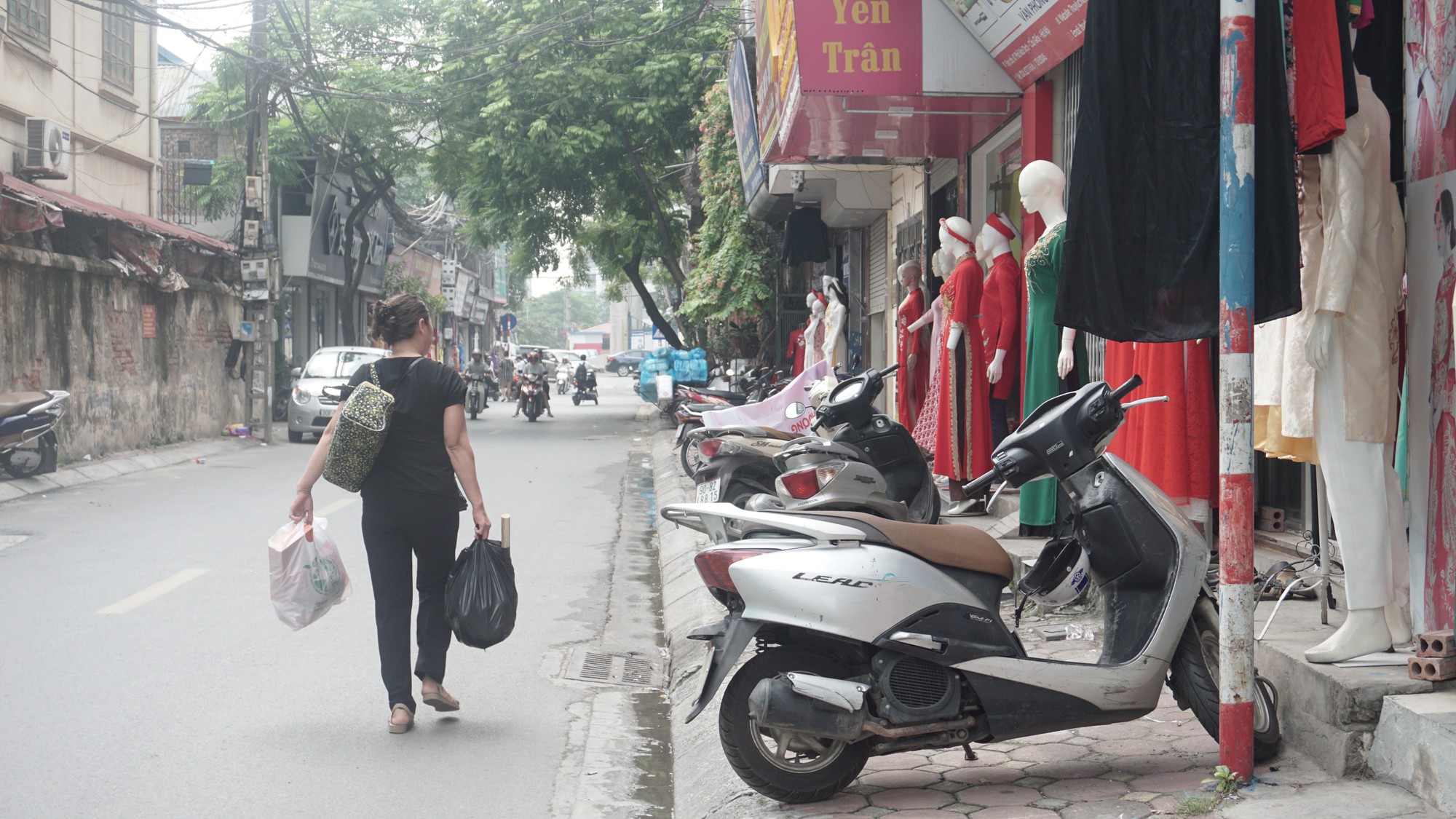 Lại đua nhau tái chiếm, “xẻ thịt” vỉa hè Hà Nội - Ảnh 3.