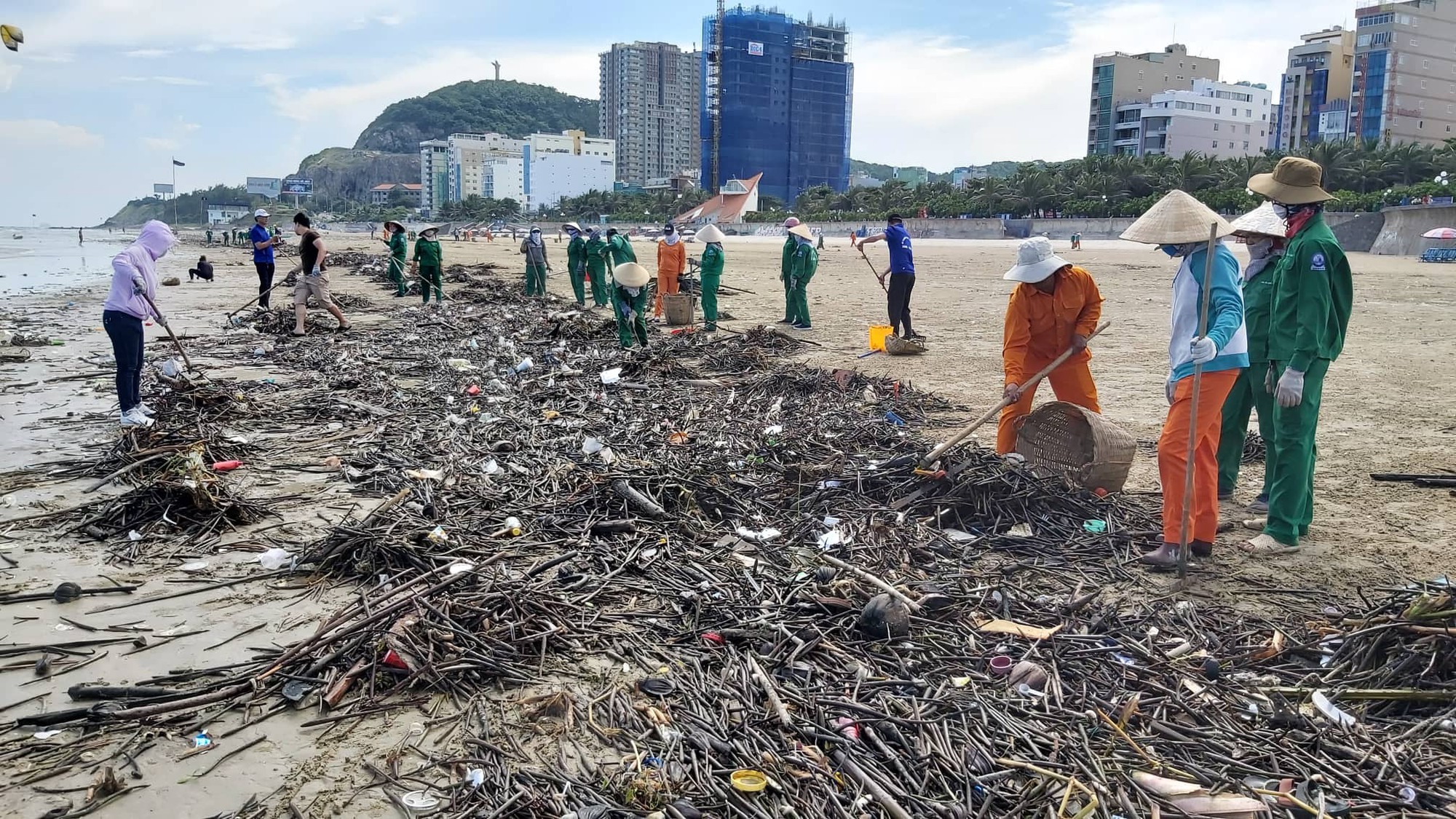 Cận cảnh bãi biển Vũng Tàu bị cả trăm tấn rác vây kín! - Ảnh 3.