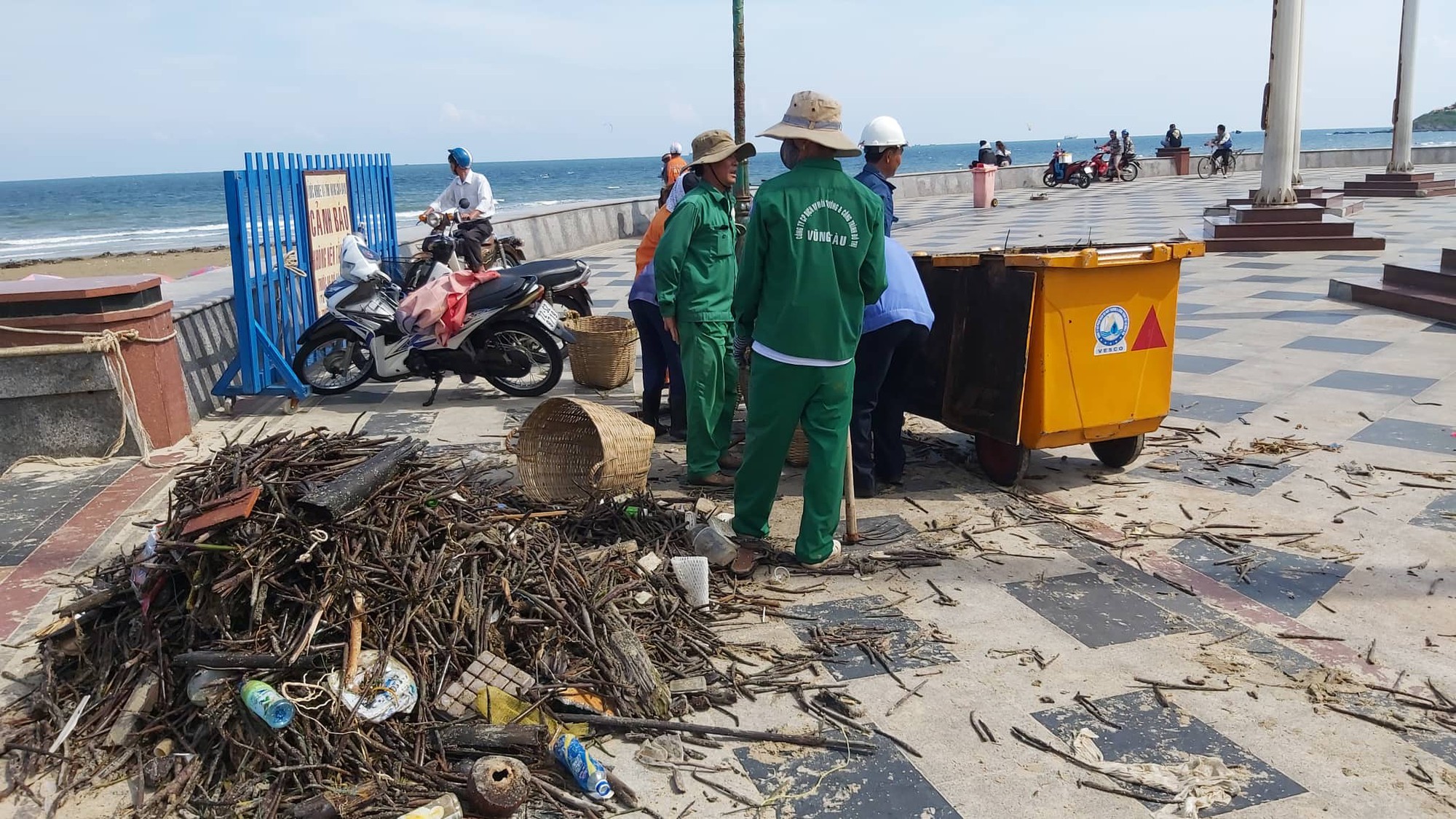 Cận cảnh bãi biển Vũng Tàu bị cả trăm tấn rác vây kín! - Ảnh 2.