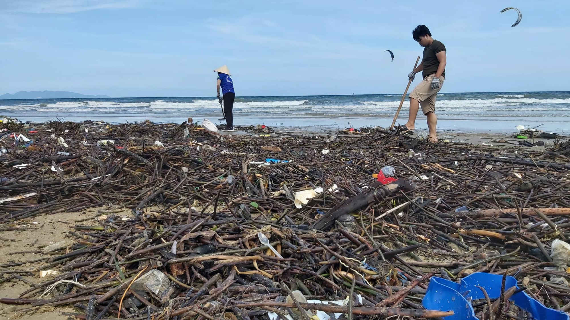 Cận cảnh bãi biển Vũng Tàu bị cả trăm tấn rác vây kín! - Ảnh 6.