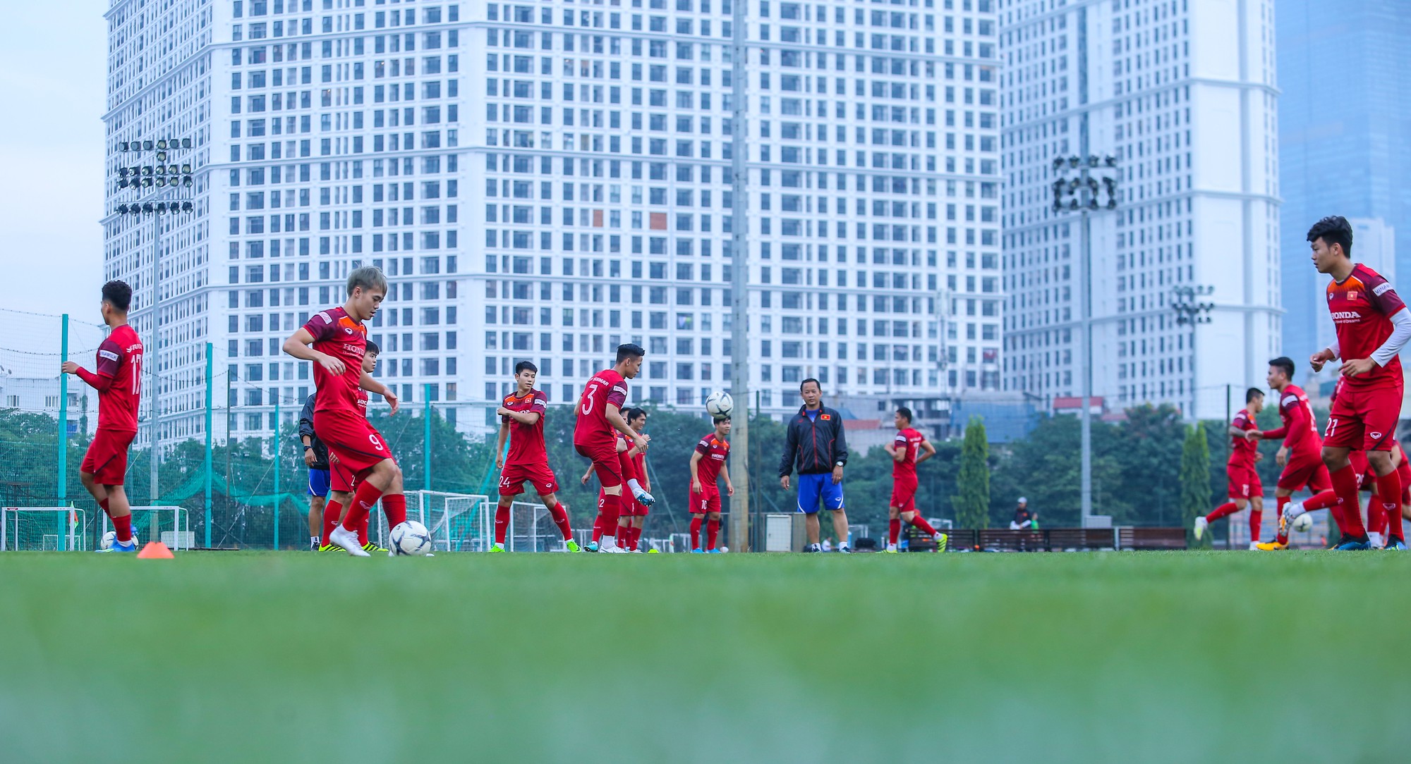 Cận cảnh buổi tập nghiêm túc song thoải mái của đội tuyển bóng đá Việt Nam - Ảnh 6.
