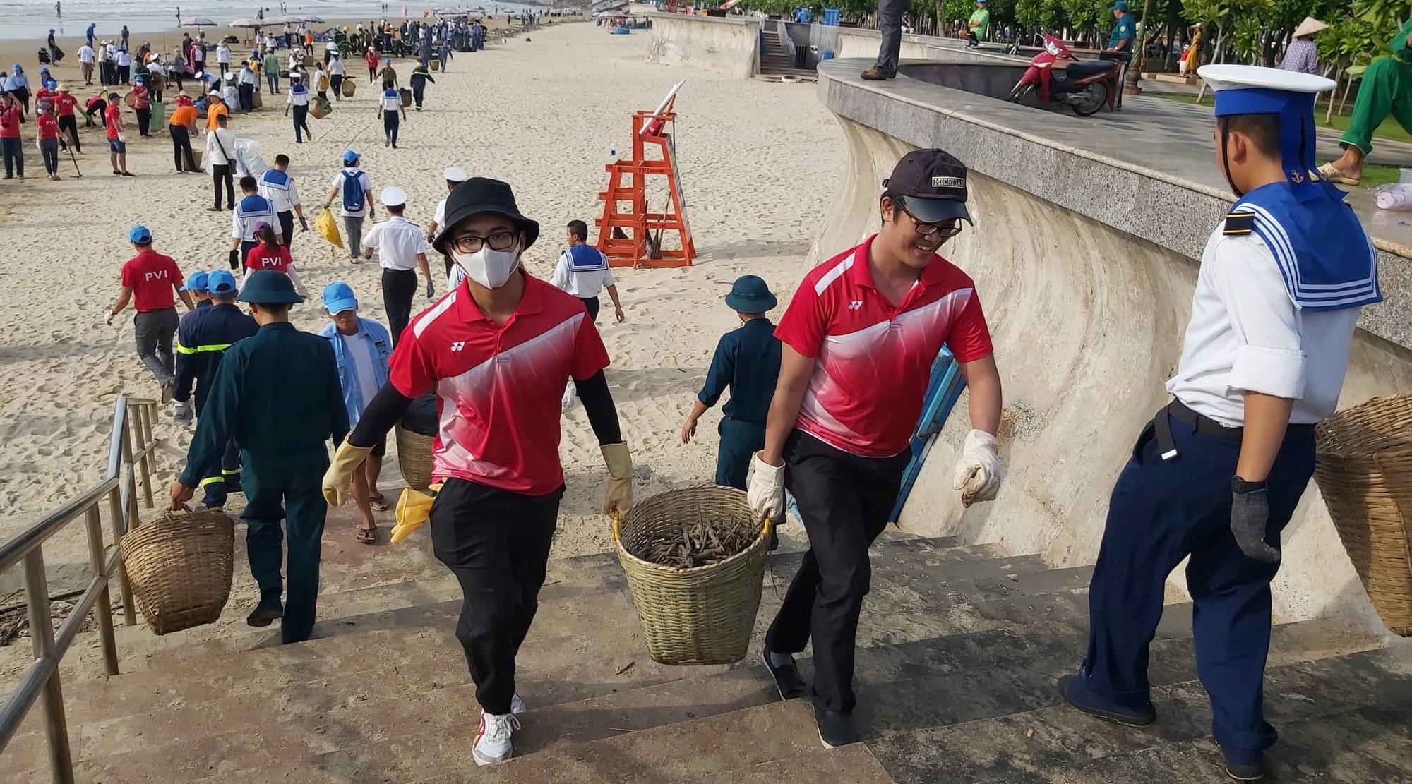 Rác lại tràn ngập biển Vũng Tàu, hàng ngàn người vật lộn thu dọn - Ảnh 4.