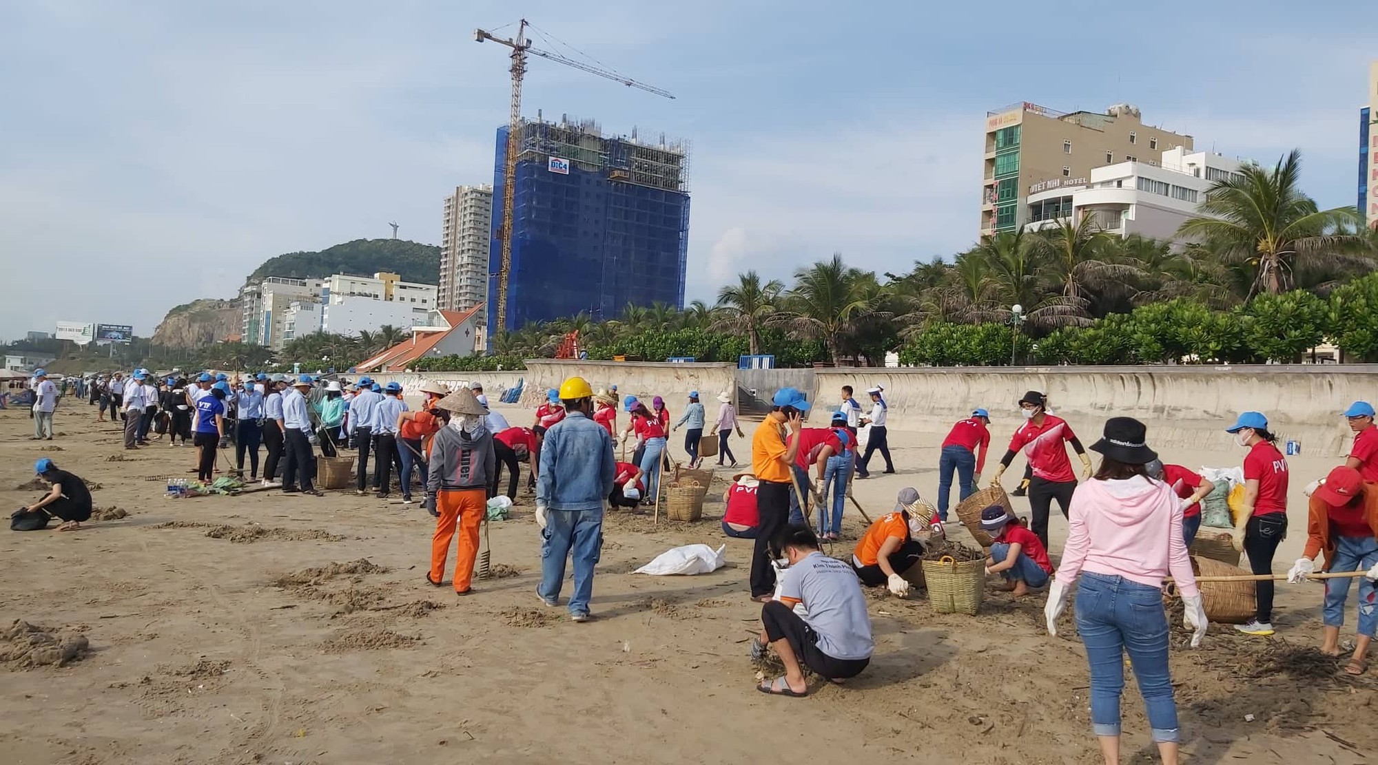 Rác lại tràn ngập biển Vũng Tàu, hàng ngàn người vật lộn thu dọn - Ảnh 1.