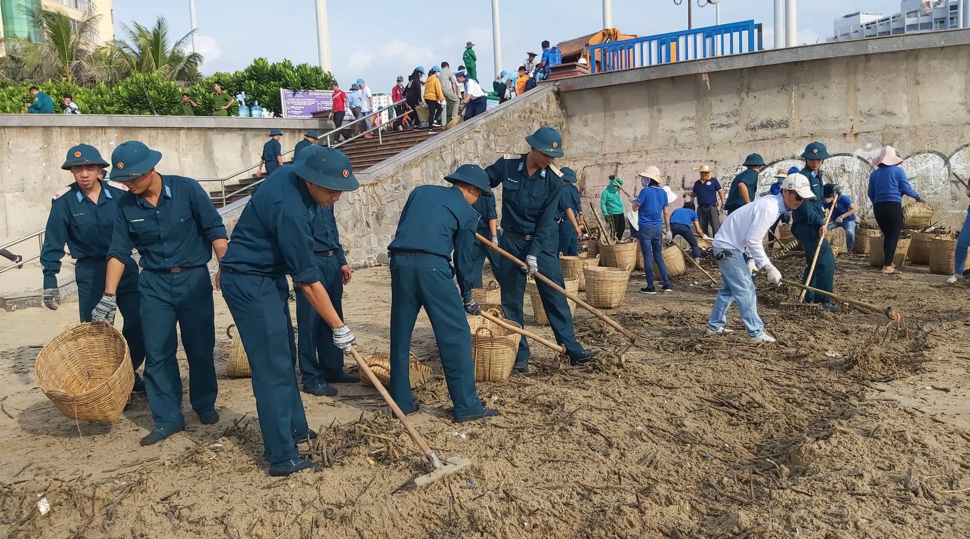 Rác lại tràn ngập biển Vũng Tàu, hàng ngàn người vật lộn thu dọn - Ảnh 2.