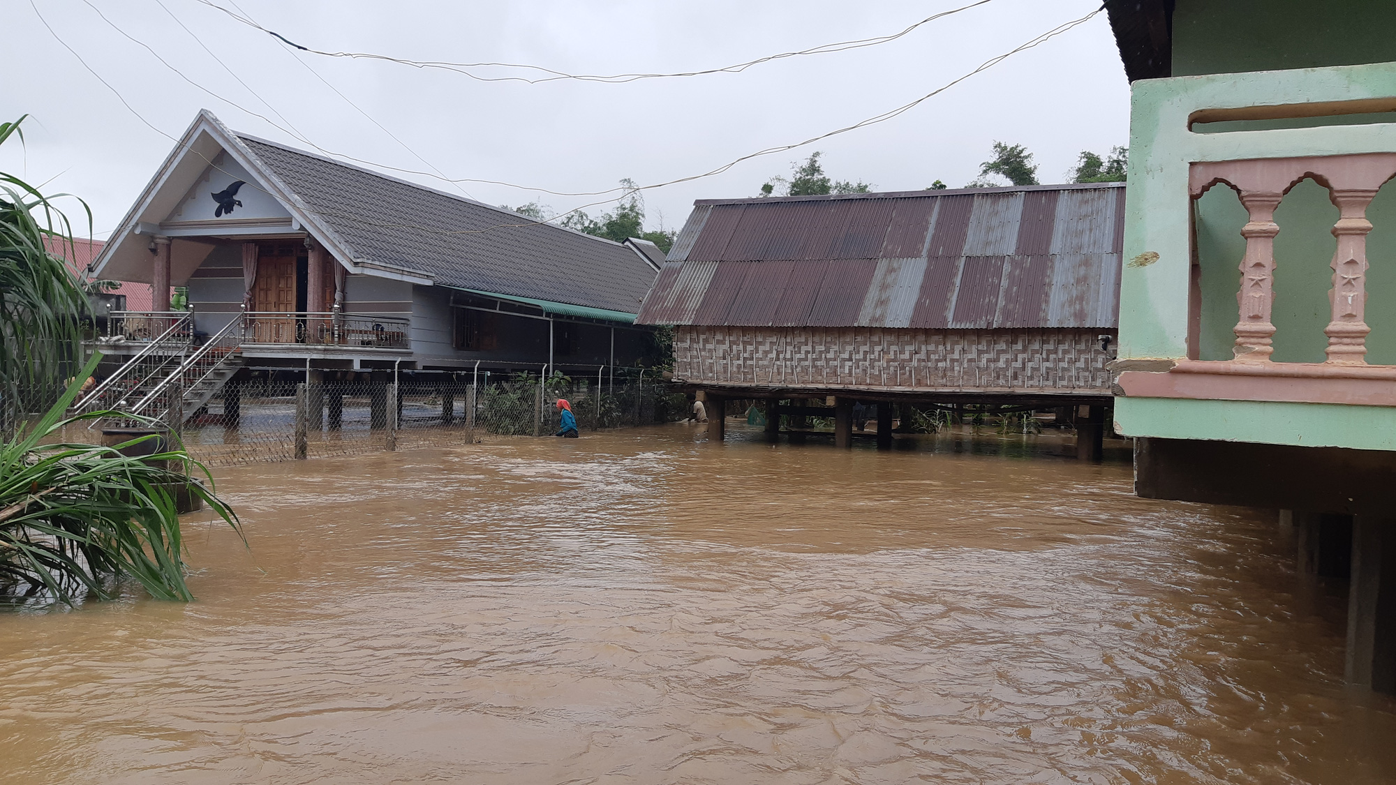 Đắk Lắk: Hàng trăm nhà dân chìm trong nước lũ - Ảnh 5.