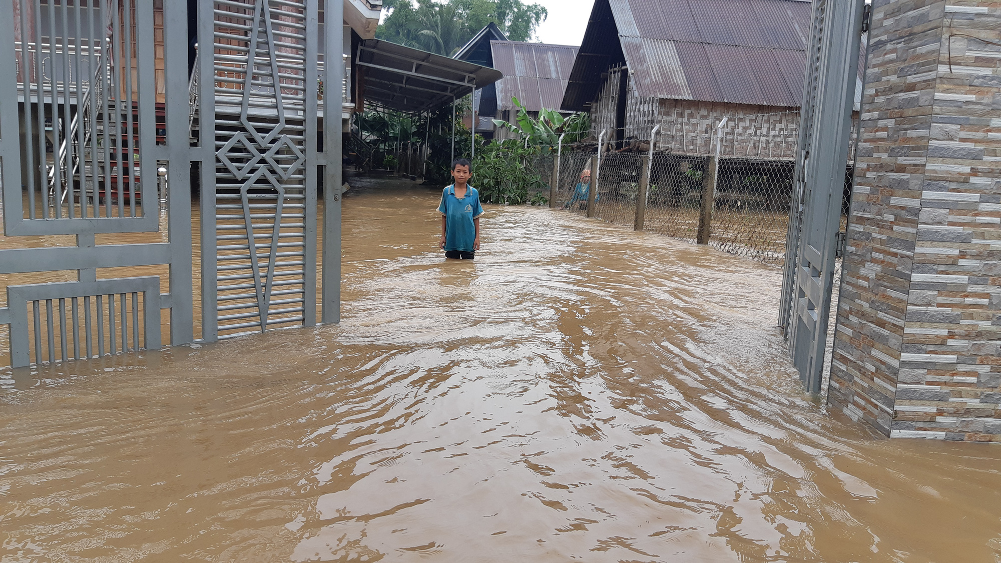 Đắk Lắk: Hàng trăm nhà dân chìm trong nước lũ - Ảnh 11.