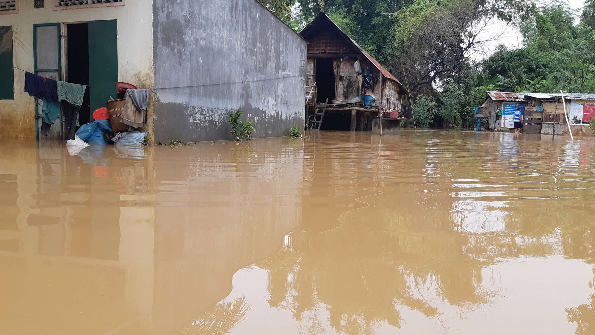 Đắk Lắk: Hàng trăm nhà dân chìm trong nước lũ - Ảnh 7.