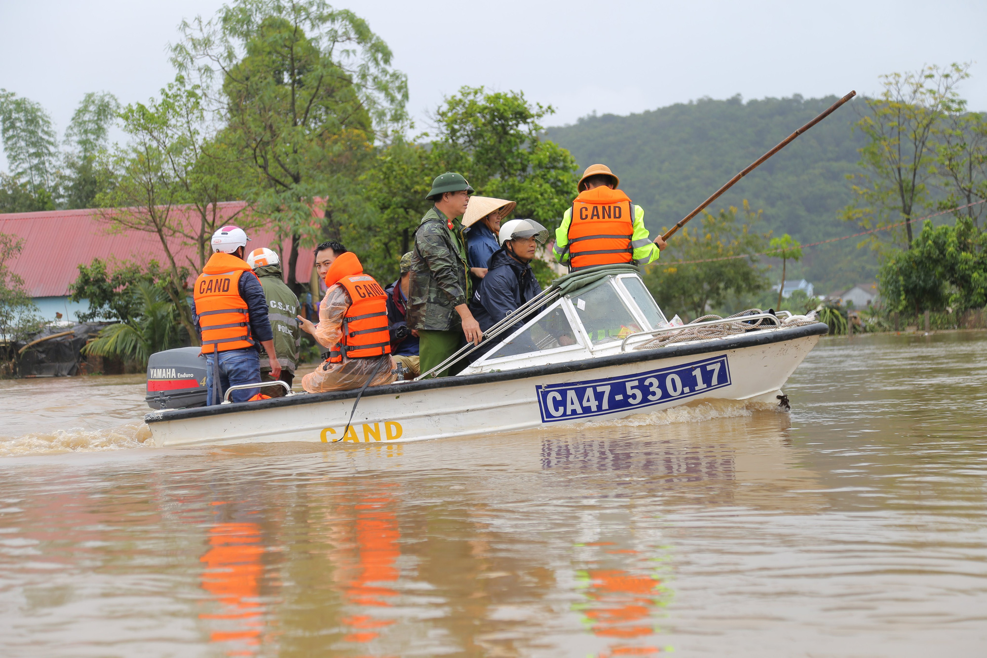 Đắk Lắk: Hàng trăm nhà dân chìm trong nước lũ - Ảnh 2.