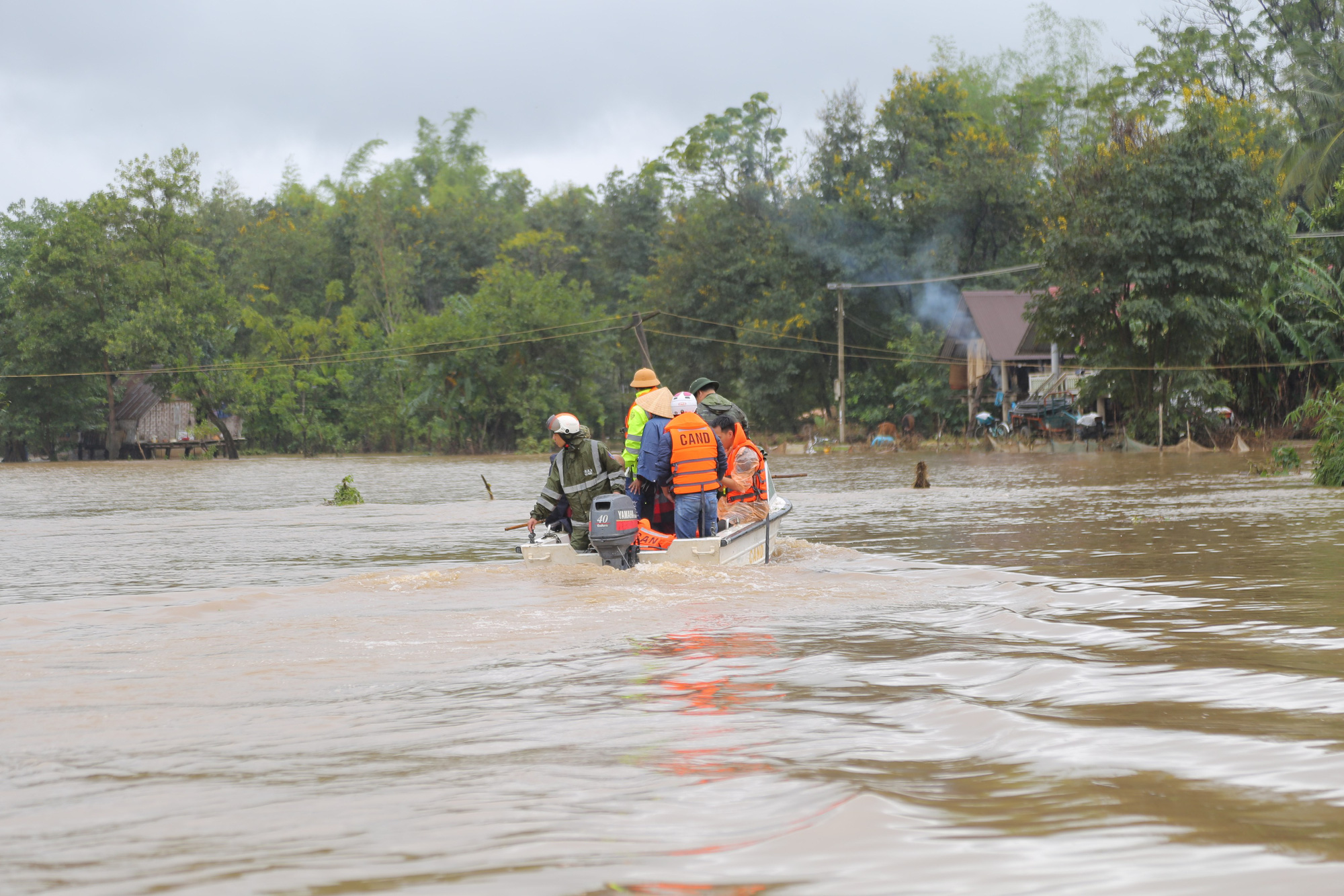 Đắk Lắk: Hàng trăm nhà dân chìm trong nước lũ - Ảnh 1.