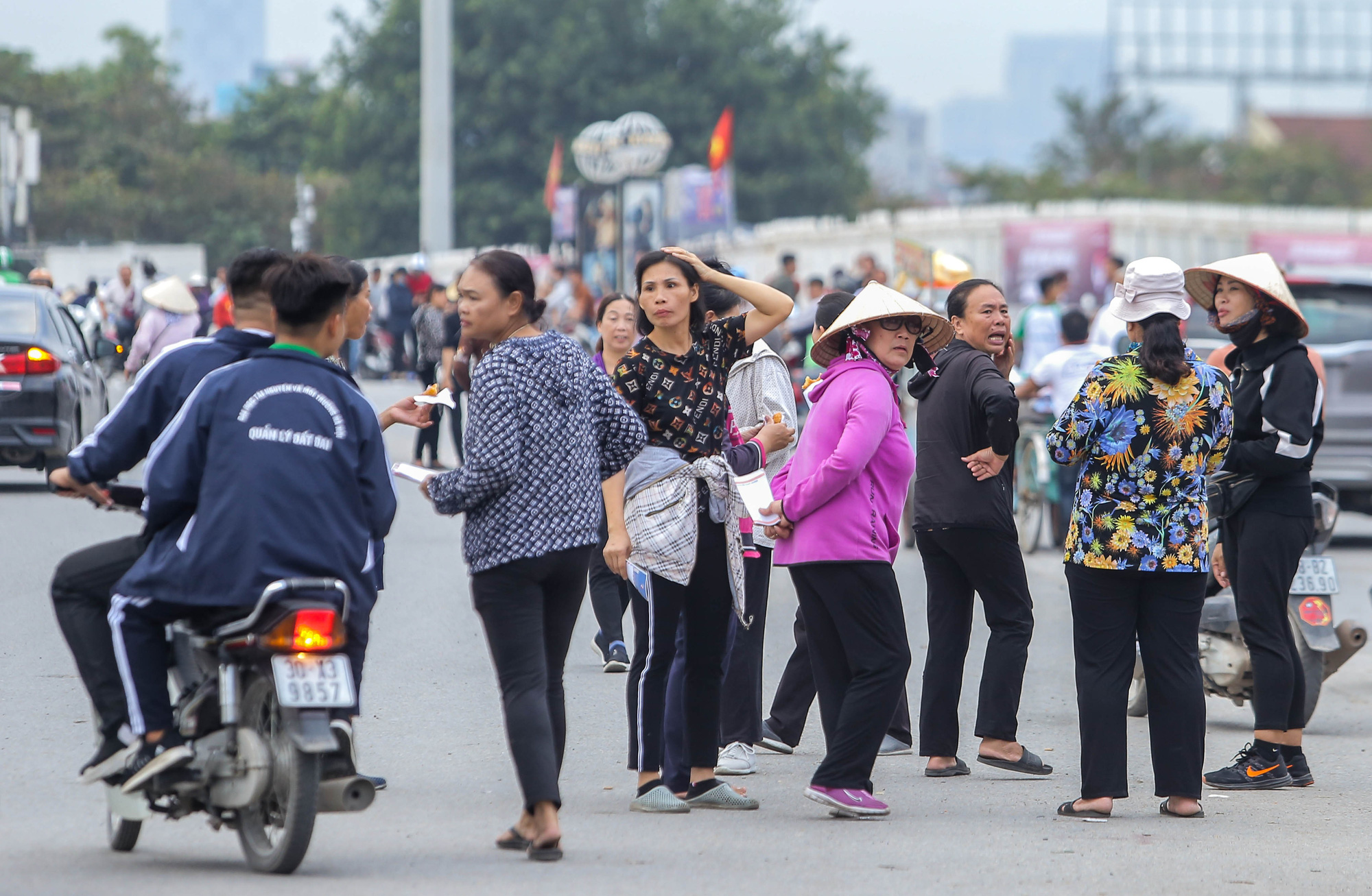 Phe vé đại náo sân Mỹ Đình trước trận Việt Nam-UAE, hét giá 2-3 triệu đồng/cặp vé - Ảnh 9.