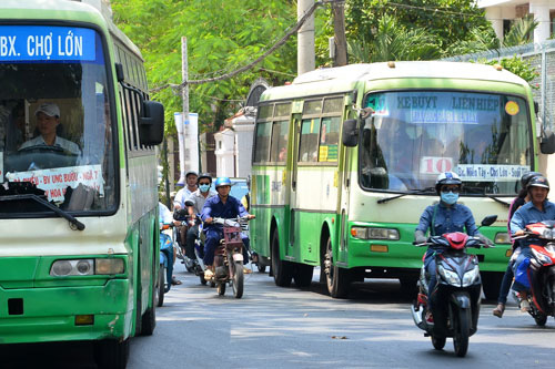 TP HCM: Nhiều chủ xe buýt kêu khó, đòi ngưng hoạt động - Ảnh 1.