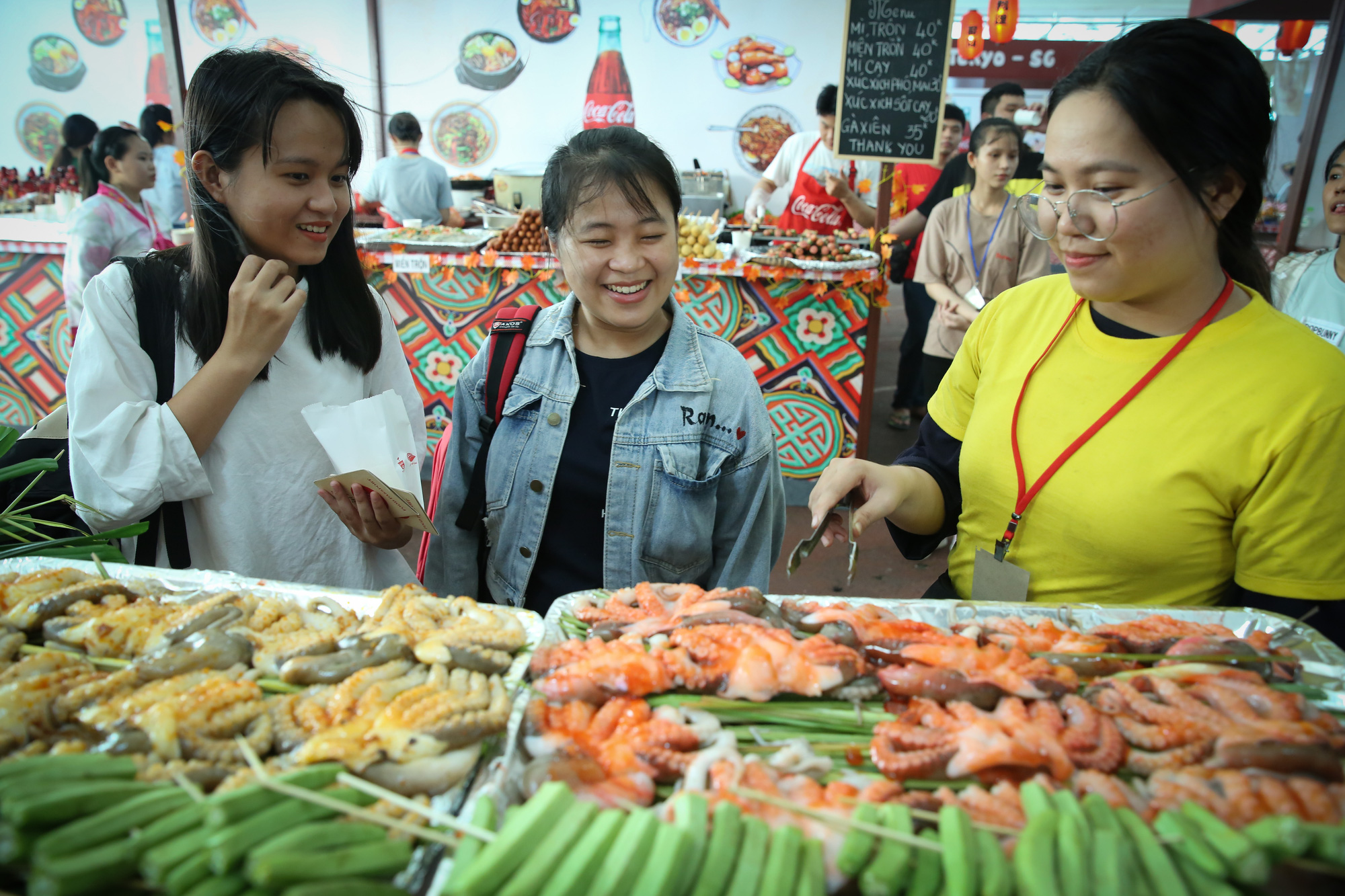 Hàng loạt món ăn độc, lạ khắp châu Á hút giới trẻ TP HCM - Ảnh 14.
