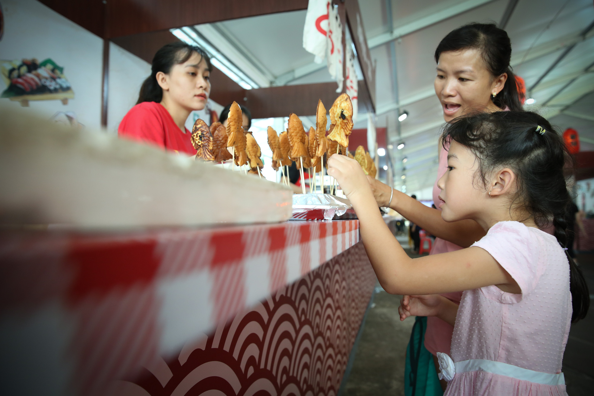 Hàng loạt món ăn độc, lạ khắp châu Á hút giới trẻ TP HCM - Ảnh 13.