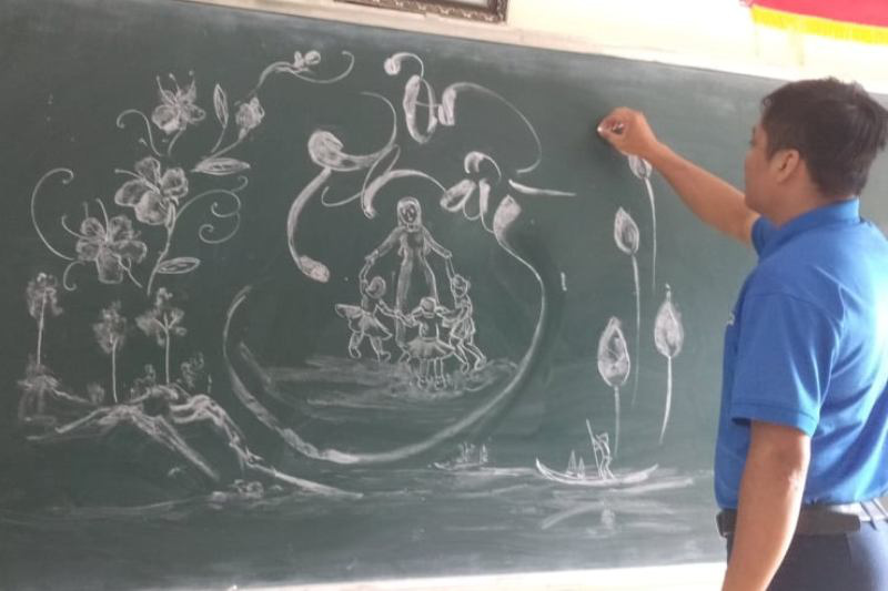 Thầy giáo vẽ tranh bằng phấn trắng trên bảng đen khiến học trò thích thú, cuốn hút mỗi giờ học - Ảnh 16.
