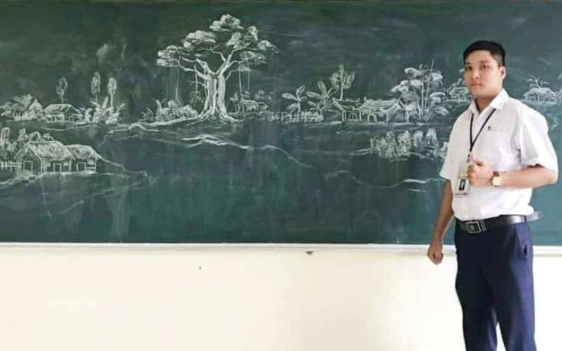 Thầy giáo vẽ tranh bằng phấn trắng trên bảng đen khiến học trò thích thú, cuốn hút mỗi giờ học - Ảnh 2.