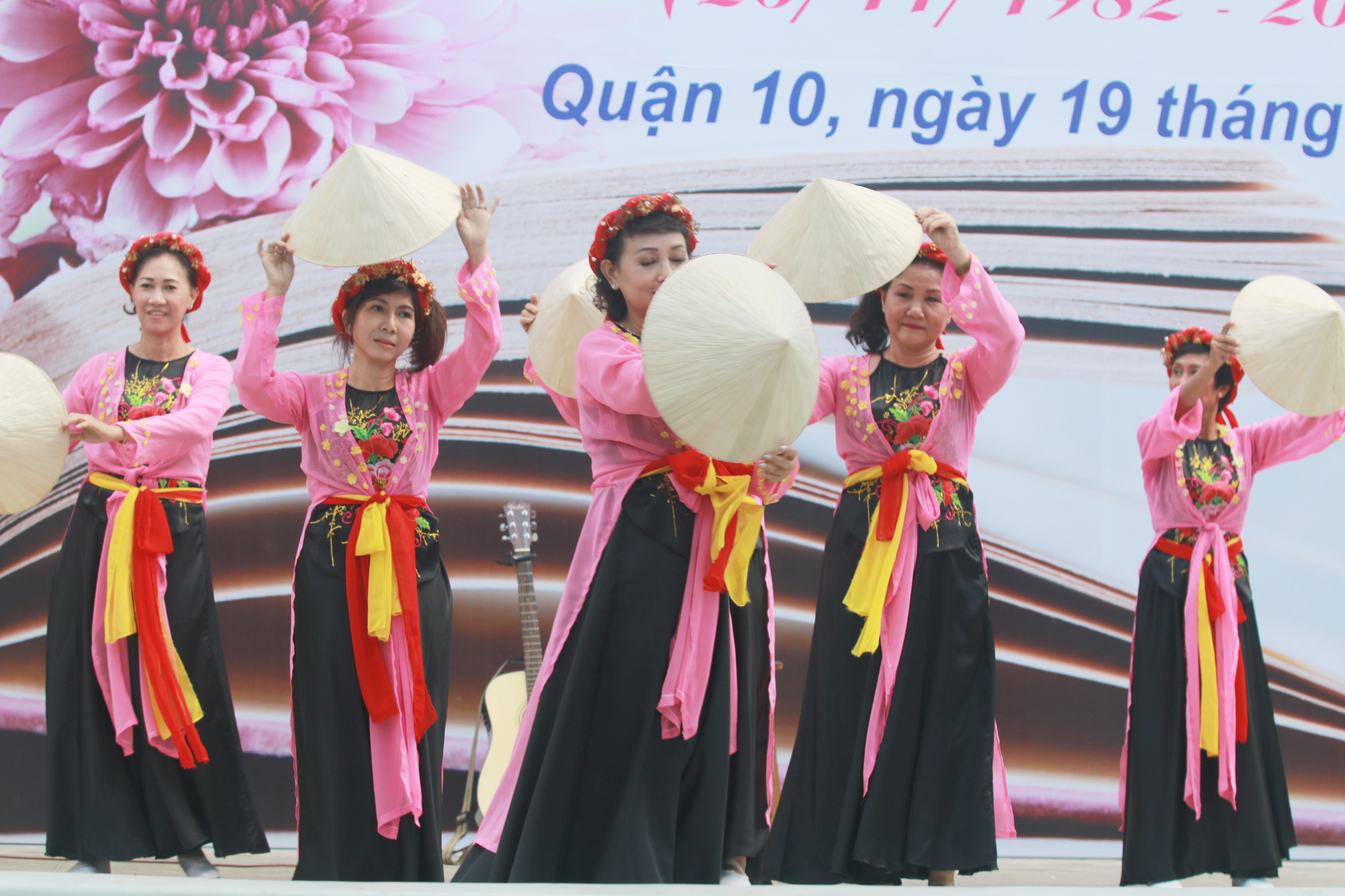 Những hình ảnh đẹp đốn tim trong ngày Nhà giáo Việt Nam - Ảnh 9.