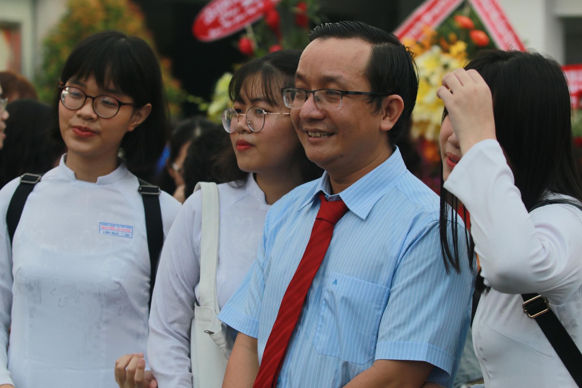 Những hình ảnh đẹp đốn tim trong ngày Nhà giáo Việt Nam - Ảnh 2.